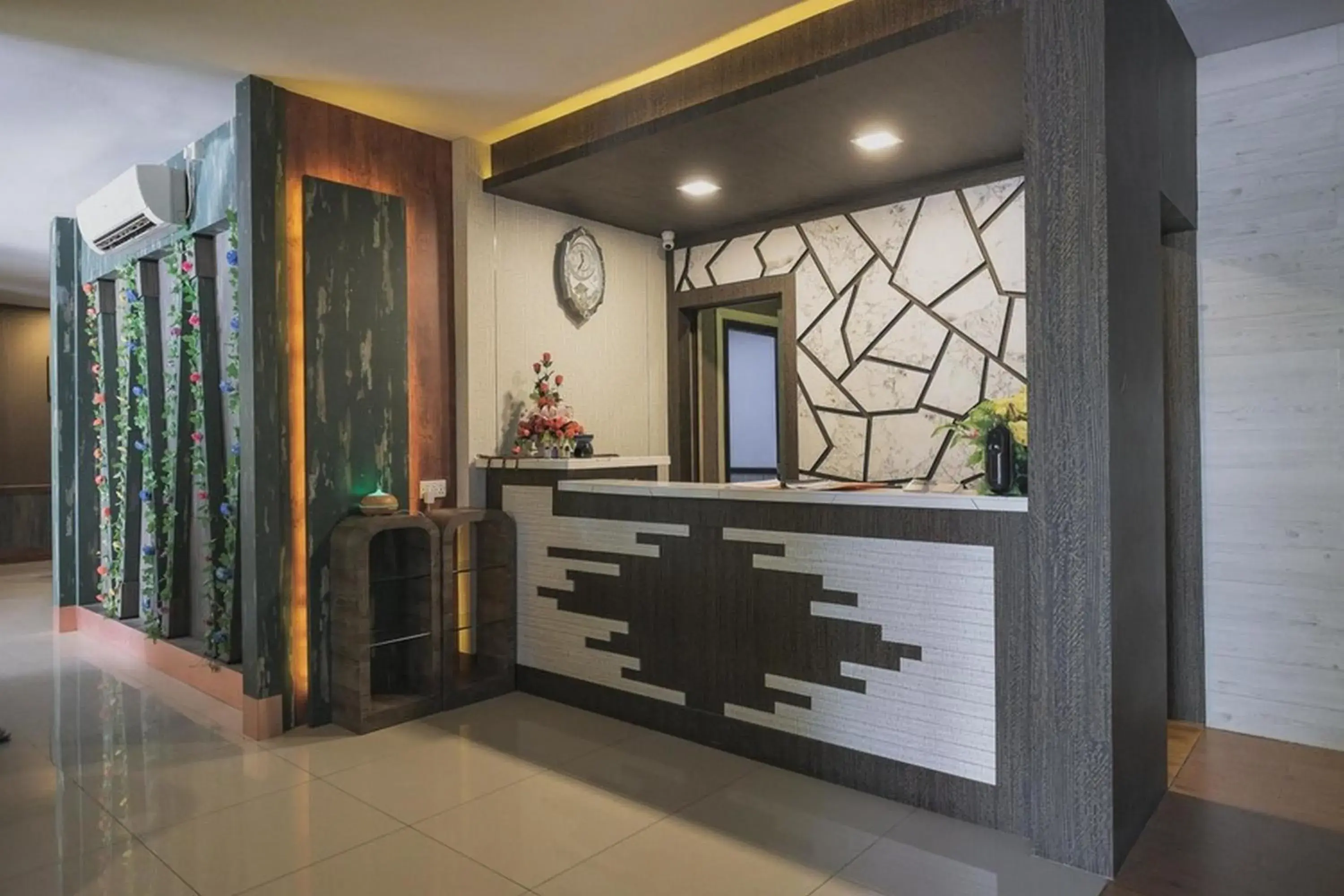 Lobby or reception in RedDoorz Plus near Gold Coast Ferry Terminal Batam Lobby or reception in RedDoorz Plus near Gold Coast Ferry Terminal Batam