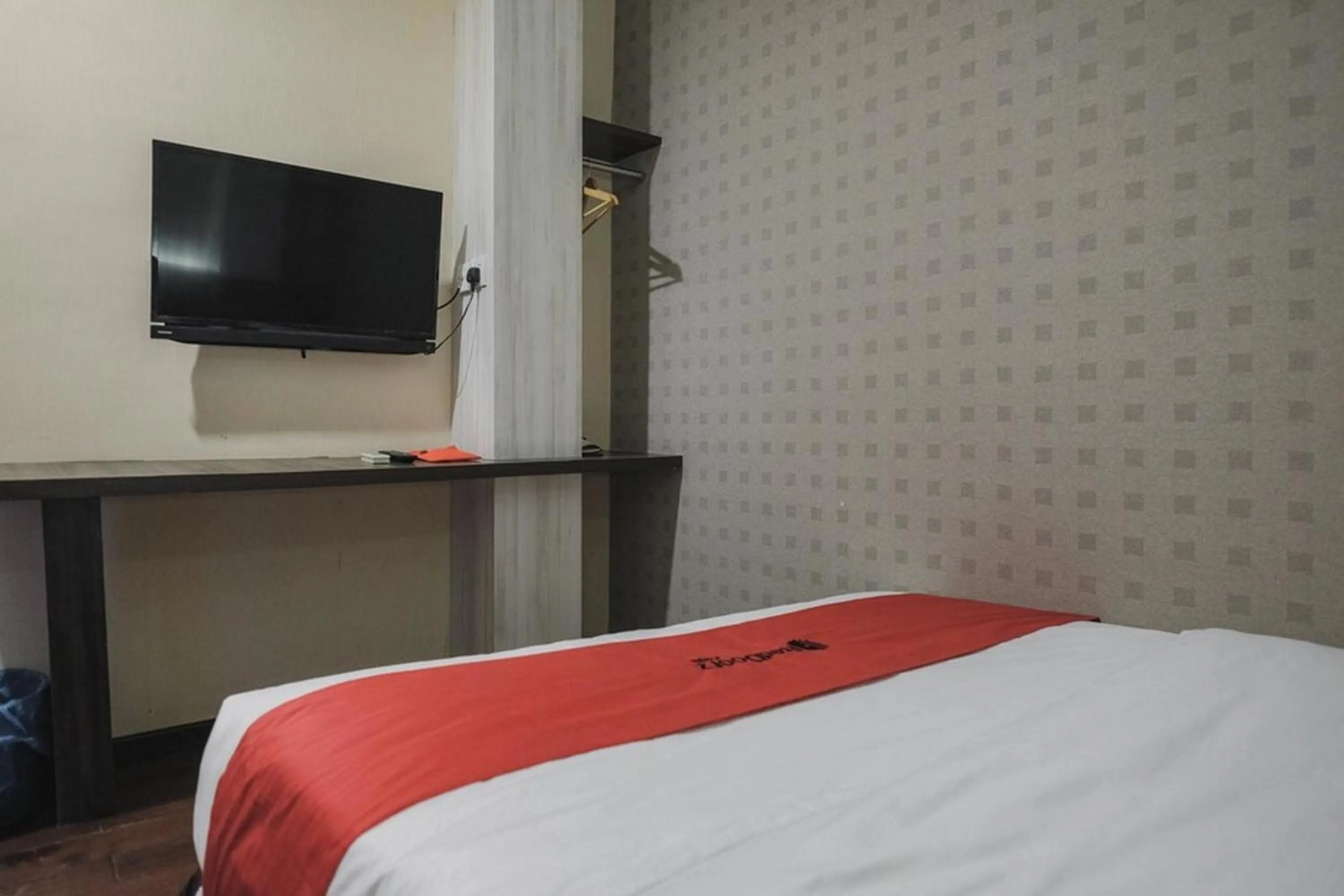 Bed in RedDoorz Plus near Gold Coast Ferry Terminal Batam