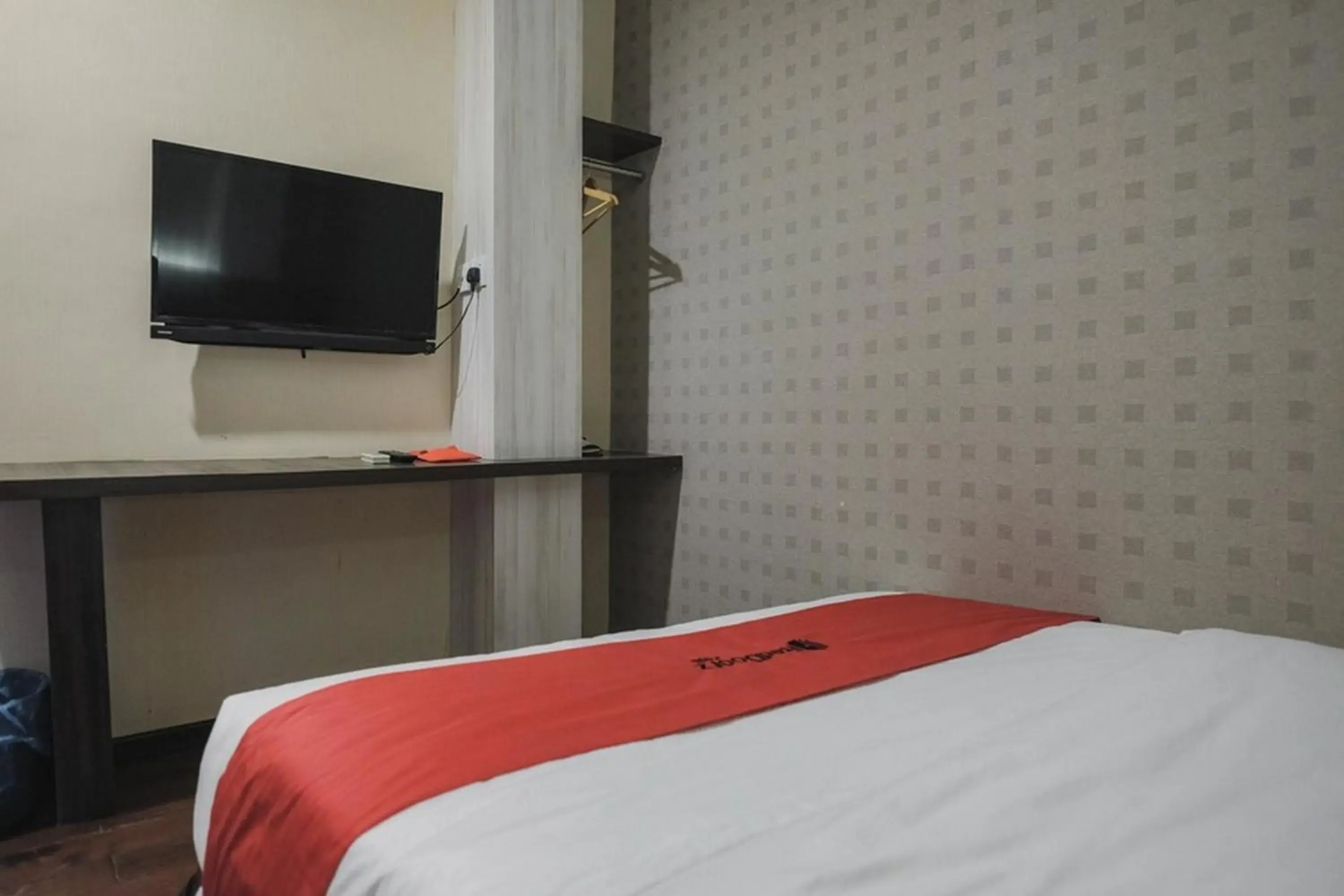 Bed in RedDoorz Plus near Gold Coast Ferry Terminal Batam Bed in RedDoorz Plus near Gold Coast Ferry Terminal Batam