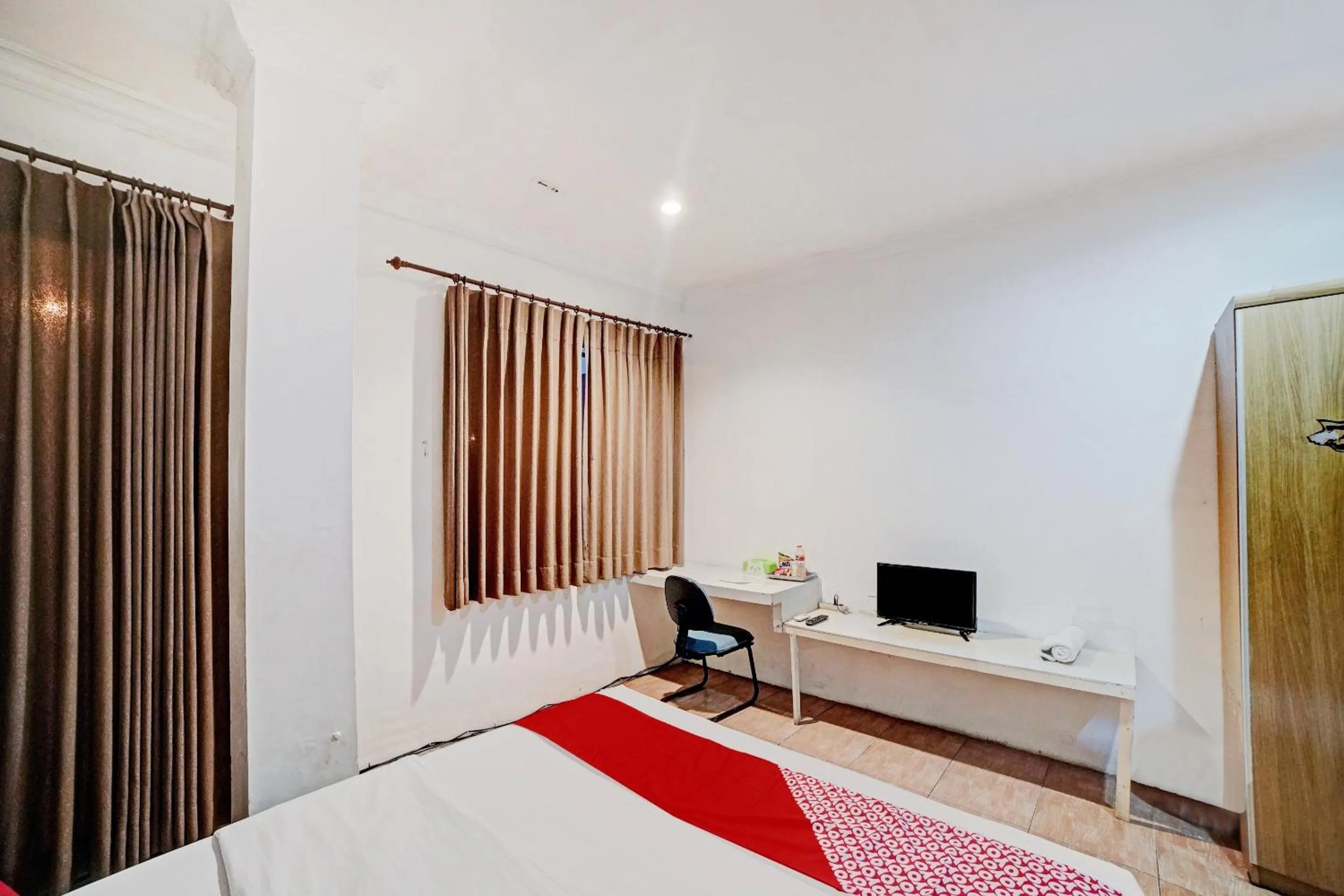 Bedroom, Bed in OYO 90450 Sentra Inn