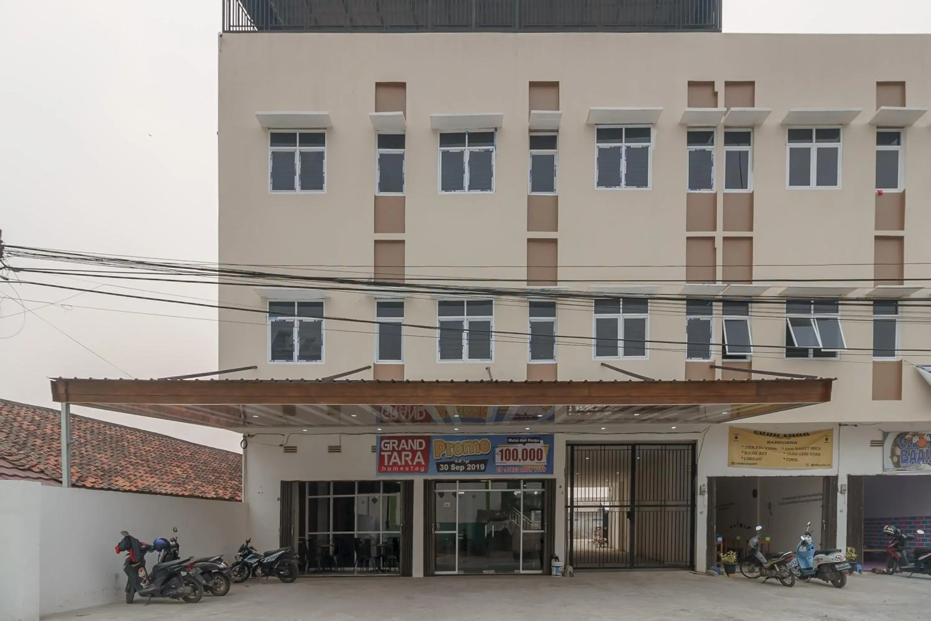 Facade/entrance in RedDoorz Plus at Grand Tara Homestay Palembang Facade/entrance in RedDoorz Plus at Grand Tara Homestay Palembang