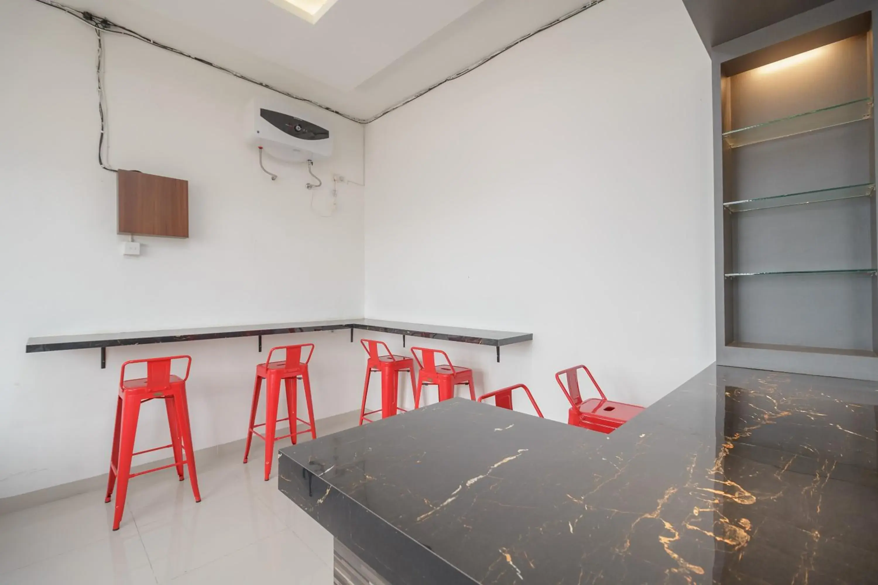 Seating area in RedDoorz Plus at Grand Tara Homestay Palembang Seating area in RedDoorz Plus at Grand Tara Homestay Palembang