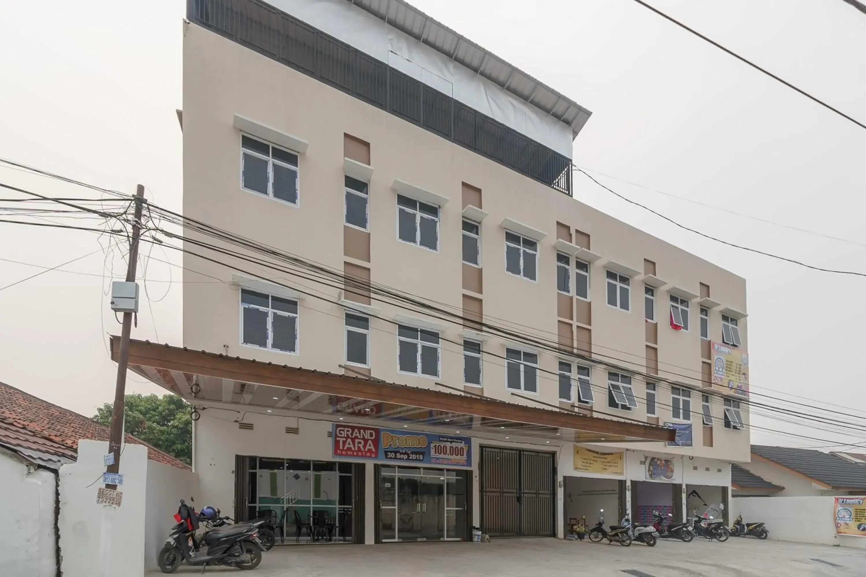 Facade/entrance in RedDoorz Plus at Grand Tara Homestay Palembang Facade/entrance in RedDoorz Plus at Grand Tara Homestay Palembang