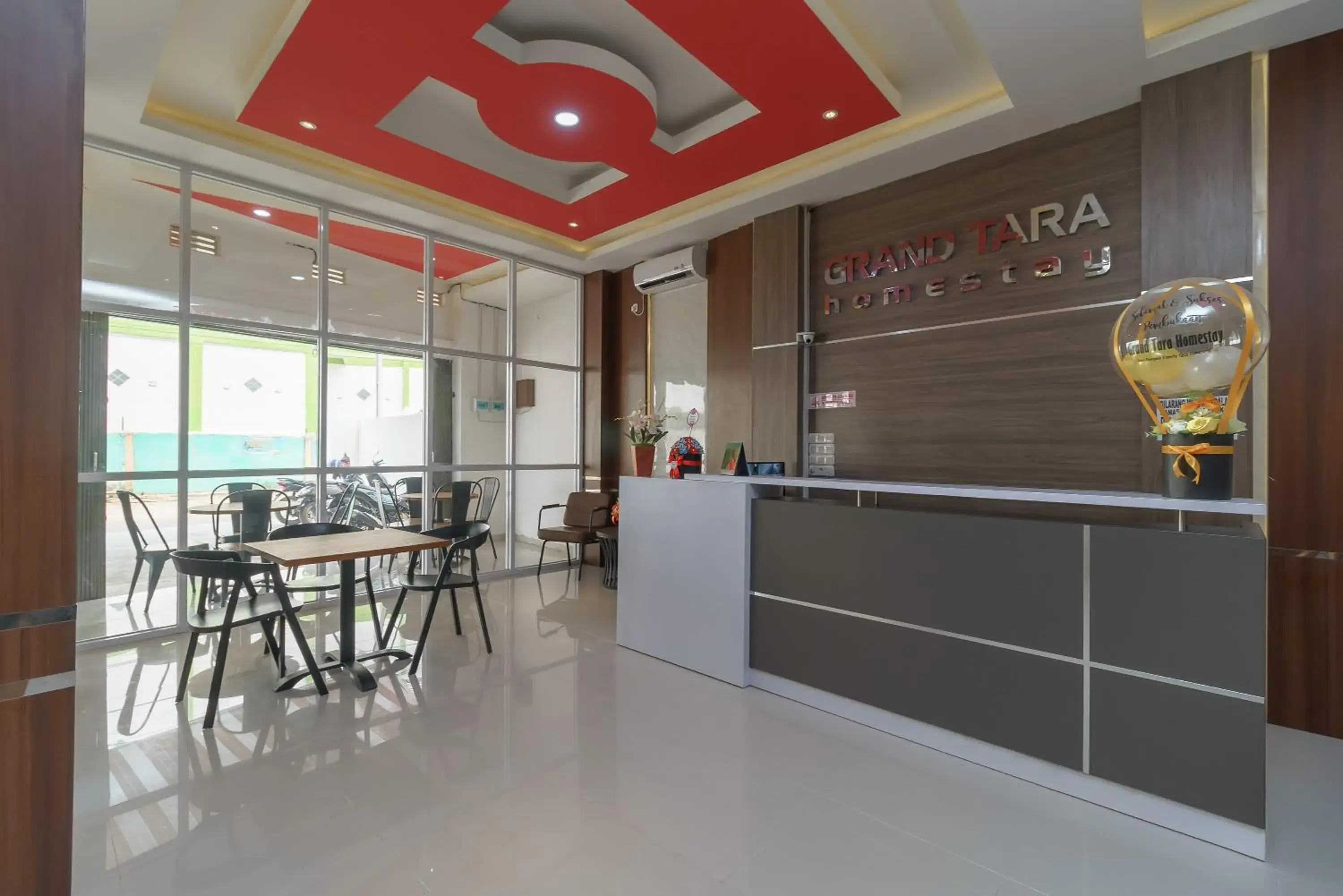Lobby or reception in RedDoorz Plus at Grand Tara Homestay Palembang Lobby or reception in RedDoorz Plus at Grand Tara Homestay Palembang