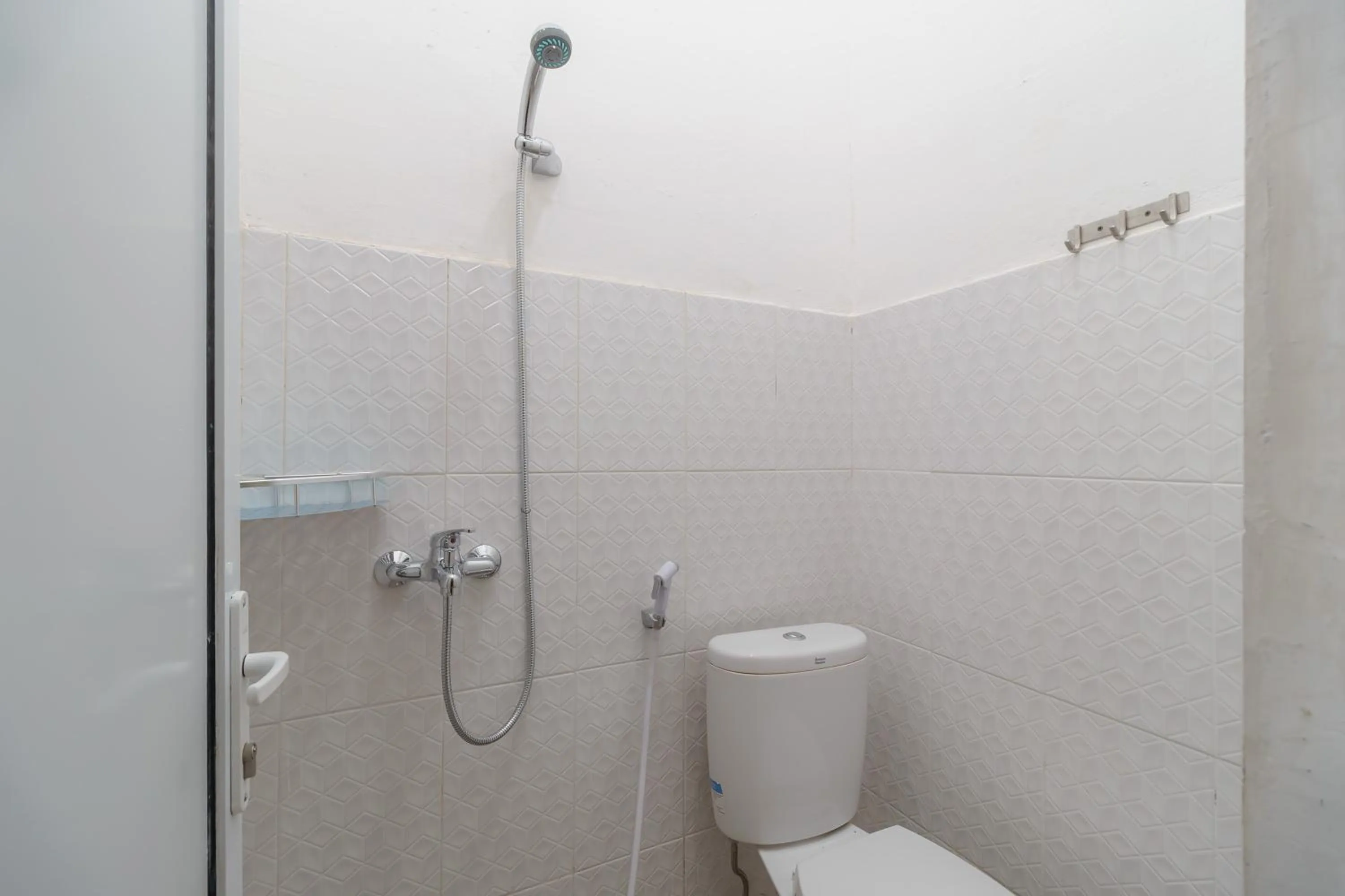 Bathroom in RedDoorz Plus at Grand Tara Homestay Palembang