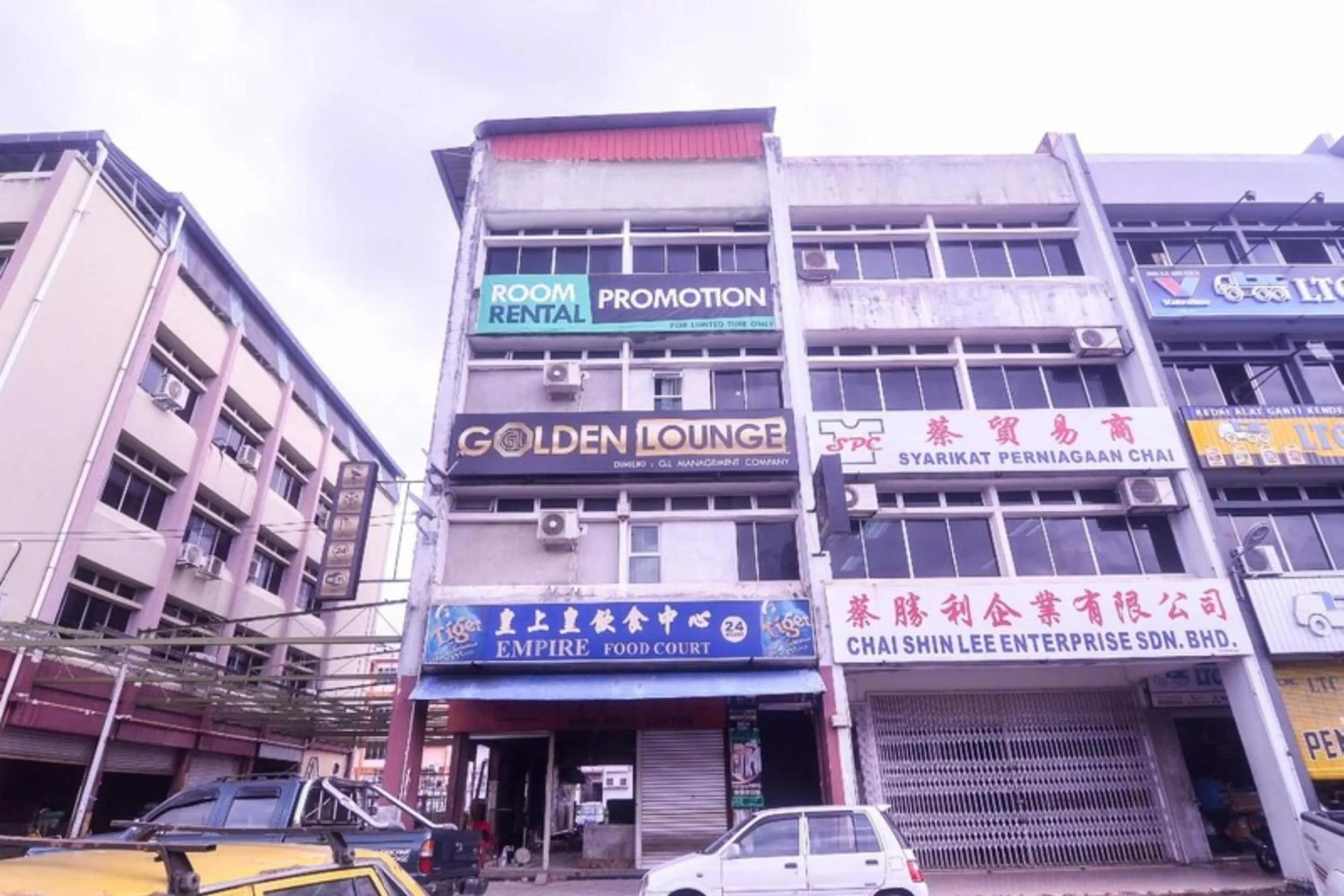 Facade/entrance in OYO 89465 Golden Lounge