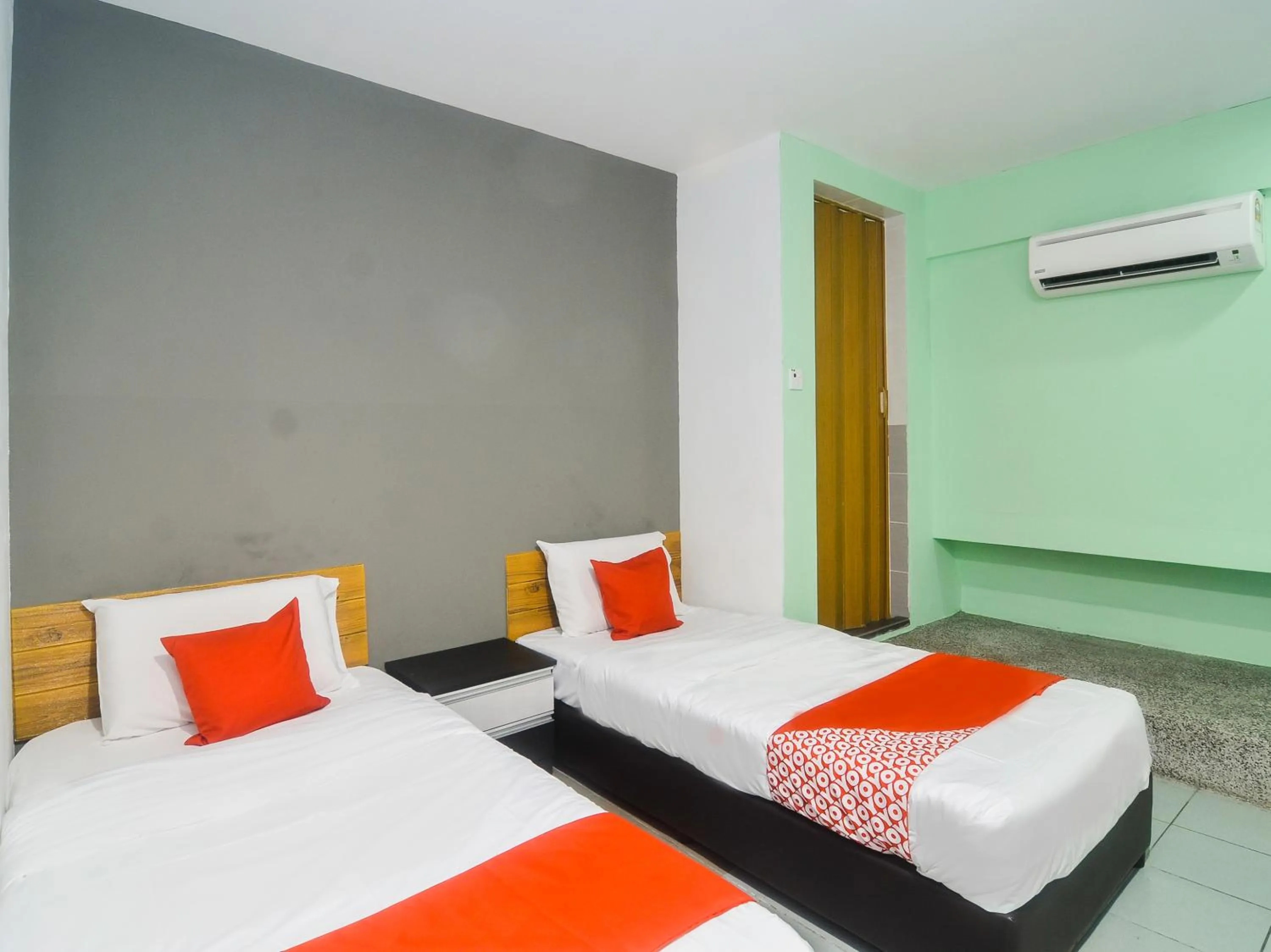 Deluxe Twin Room in OYO 89465 Golden Lounge