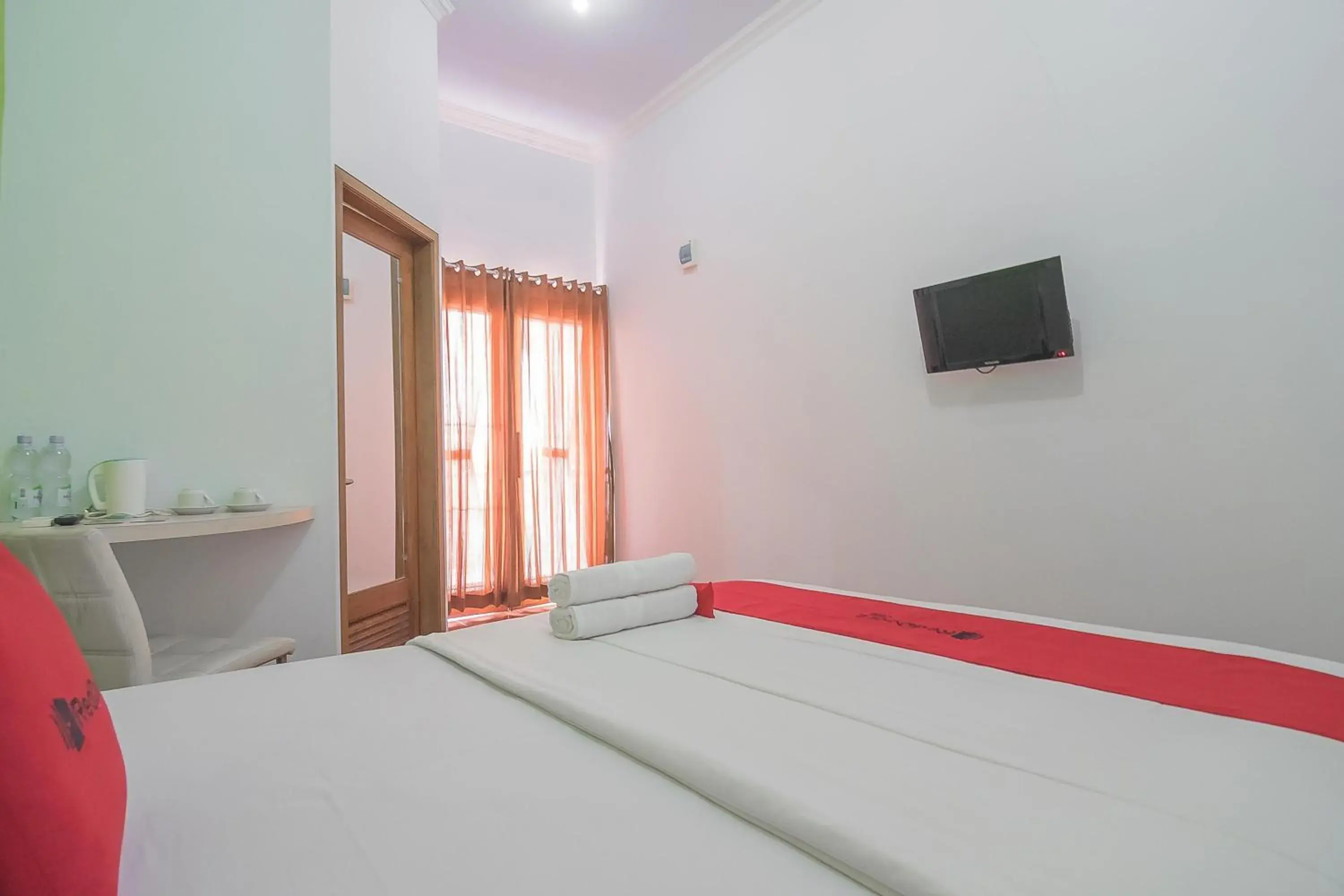 Bed in RedDoorz Plus near Alun Alun Kuningan Bed in RedDoorz Plus near Alun Alun Kuningan