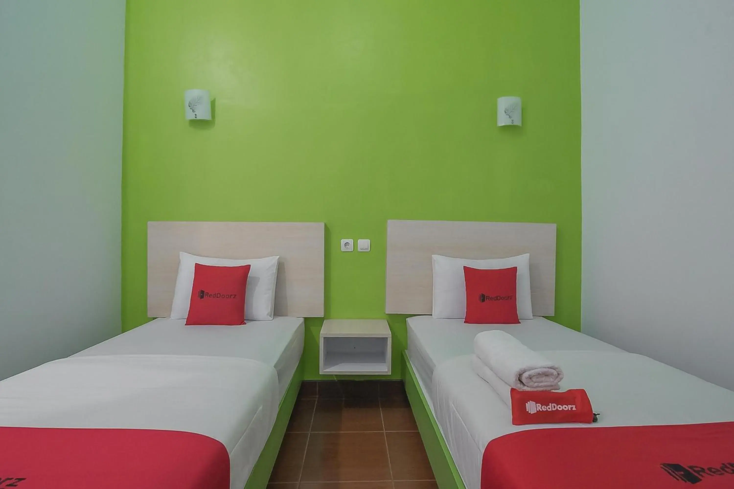 Twin Room in RedDoorz Plus near Alun Alun Kuningan Twin Room in RedDoorz Plus near Alun Alun Kuningan