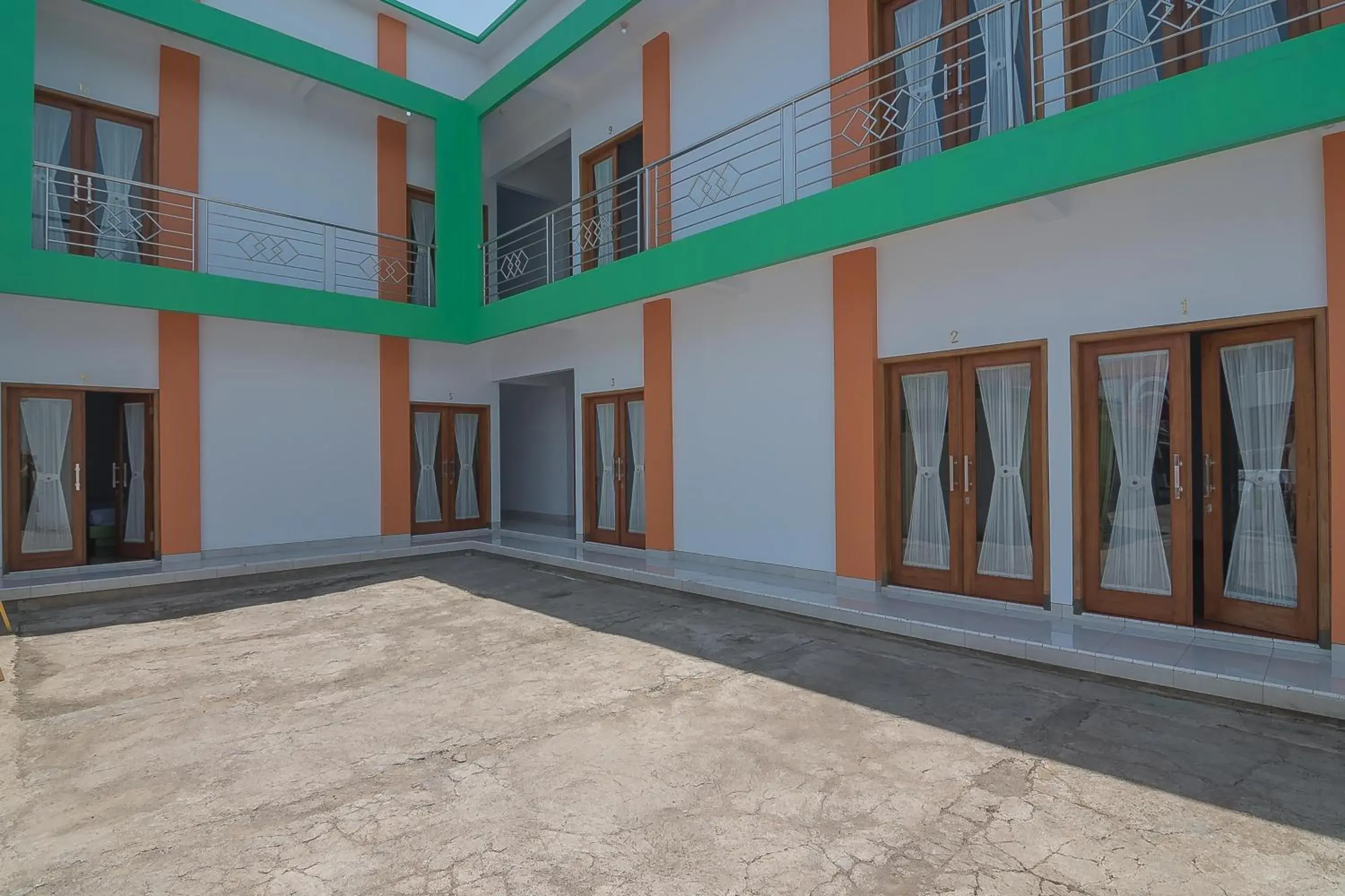 Facade/entrance in RedDoorz Plus near Alun Alun Kuningan Facade/entrance in RedDoorz Plus near Alun Alun Kuningan