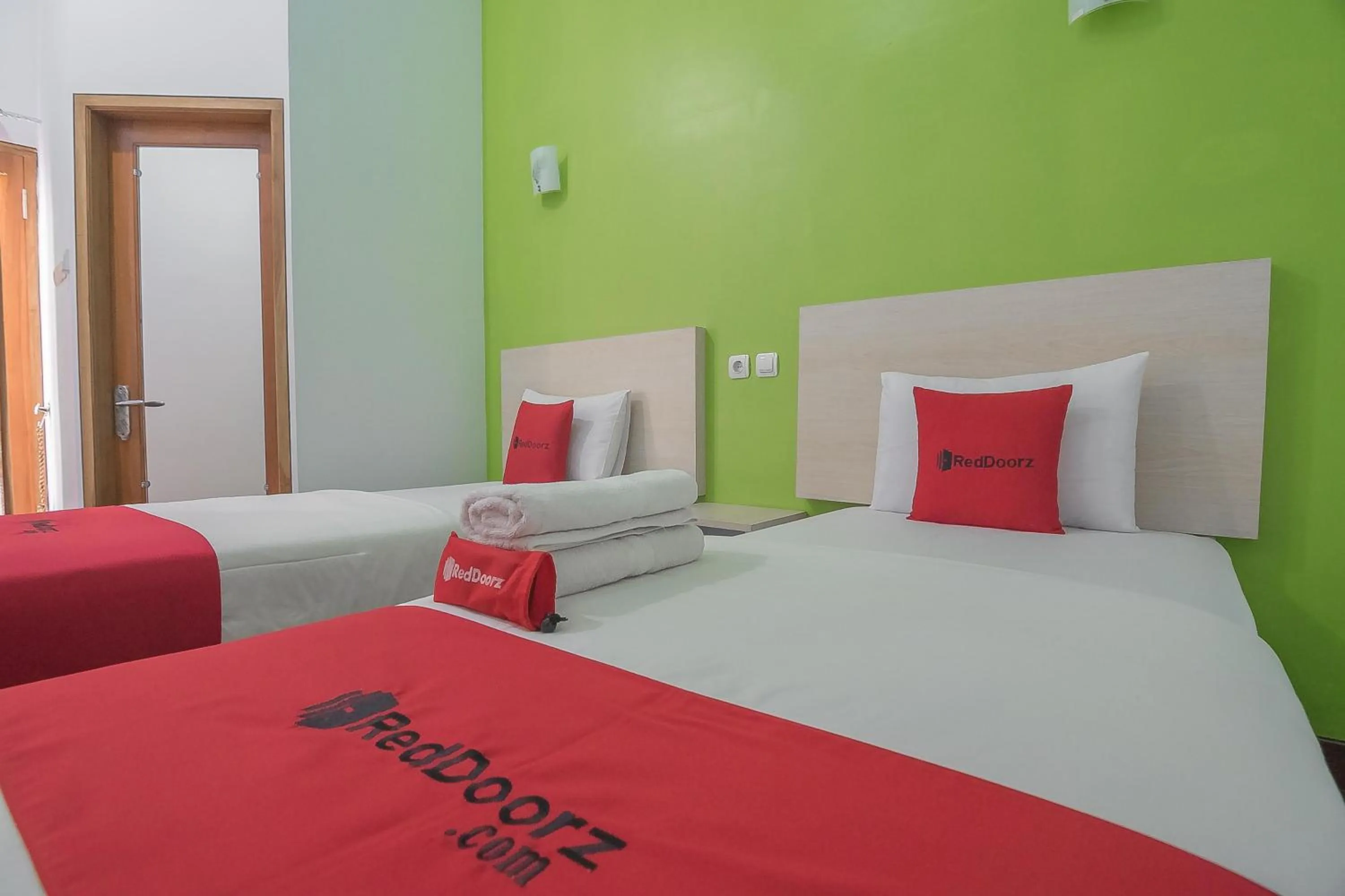 Bedroom, Bed in RedDoorz Plus near Alun Alun Kuningan