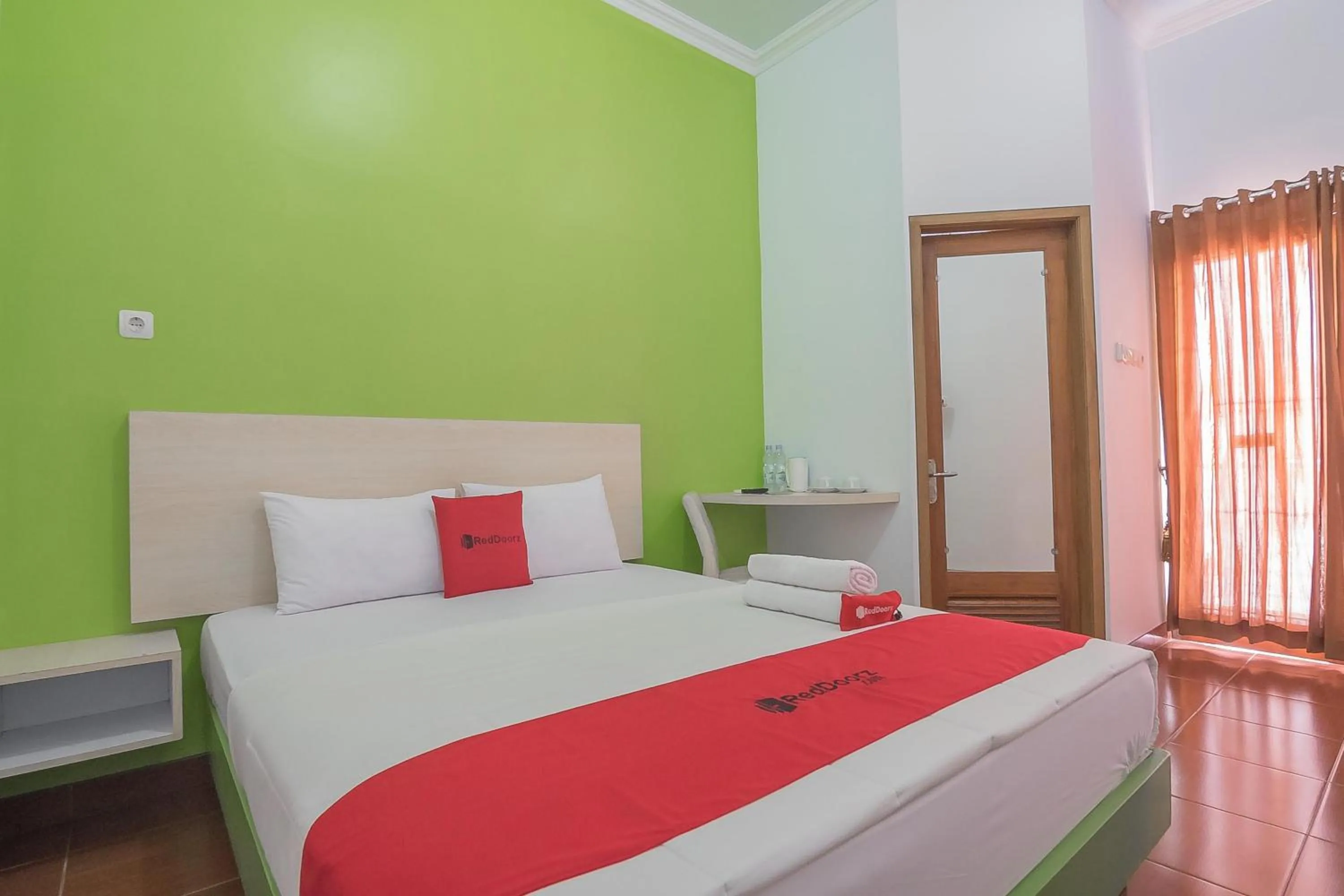 Bedroom, Bed in RedDoorz Plus near Alun Alun Kuningan
