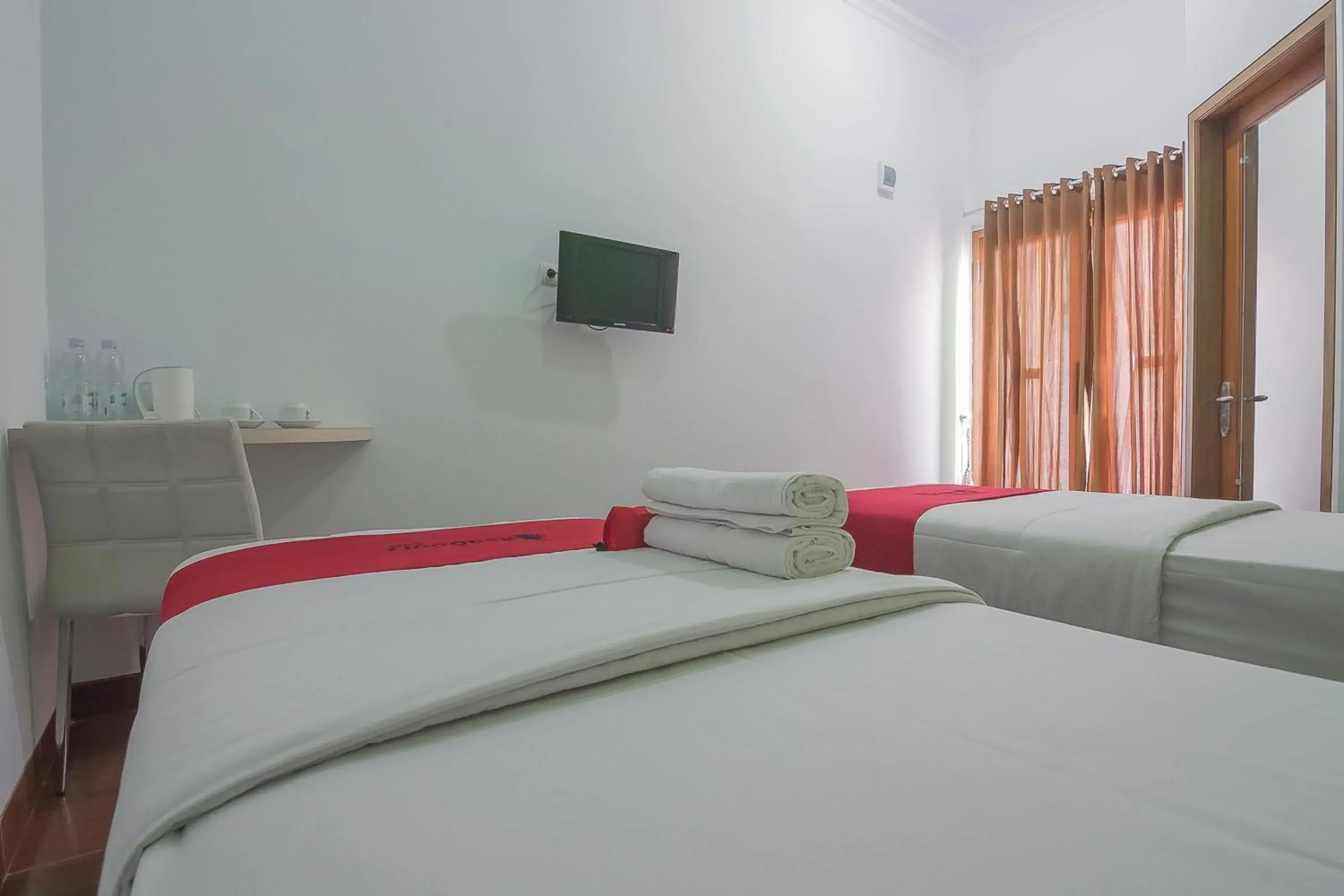 Bedroom in RedDoorz Plus near Alun Alun Kuningan Bedroom in RedDoorz Plus near Alun Alun Kuningan