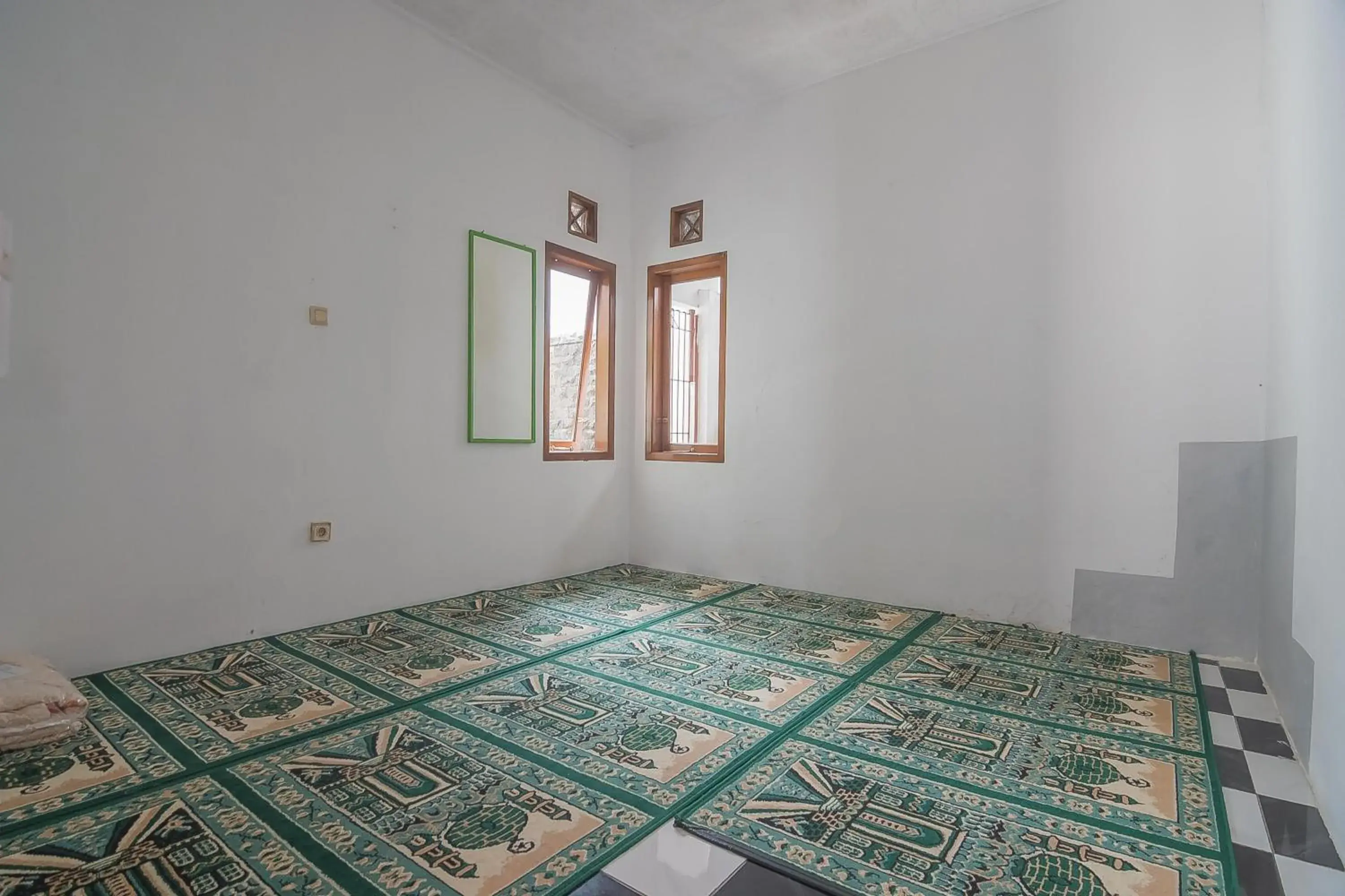 Bed in RedDoorz Plus near Alun Alun Kuningan Bed in RedDoorz Plus near Alun Alun Kuningan