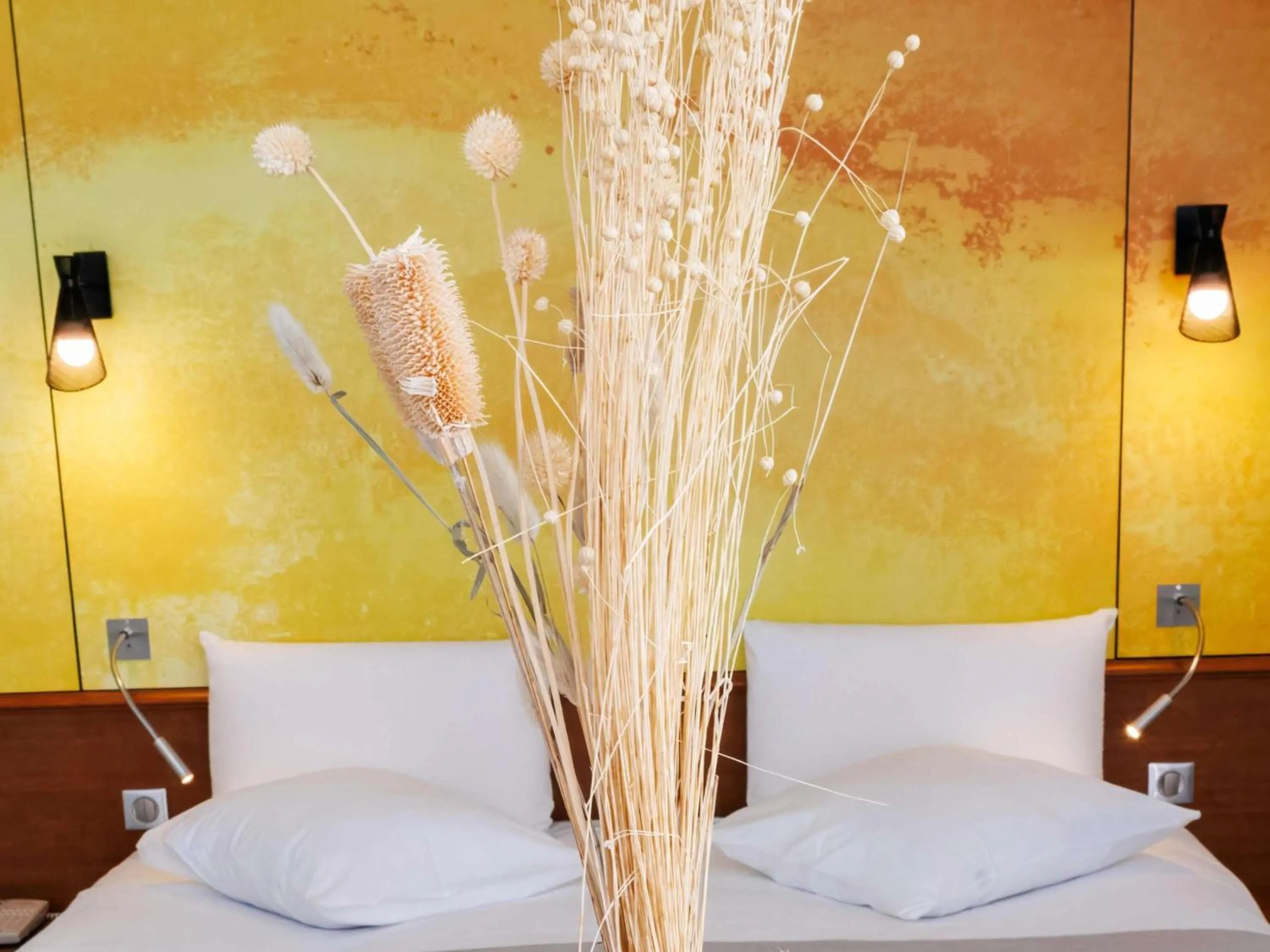 Bedroom, Bed in Mercure Rouen Centre Cathédrale