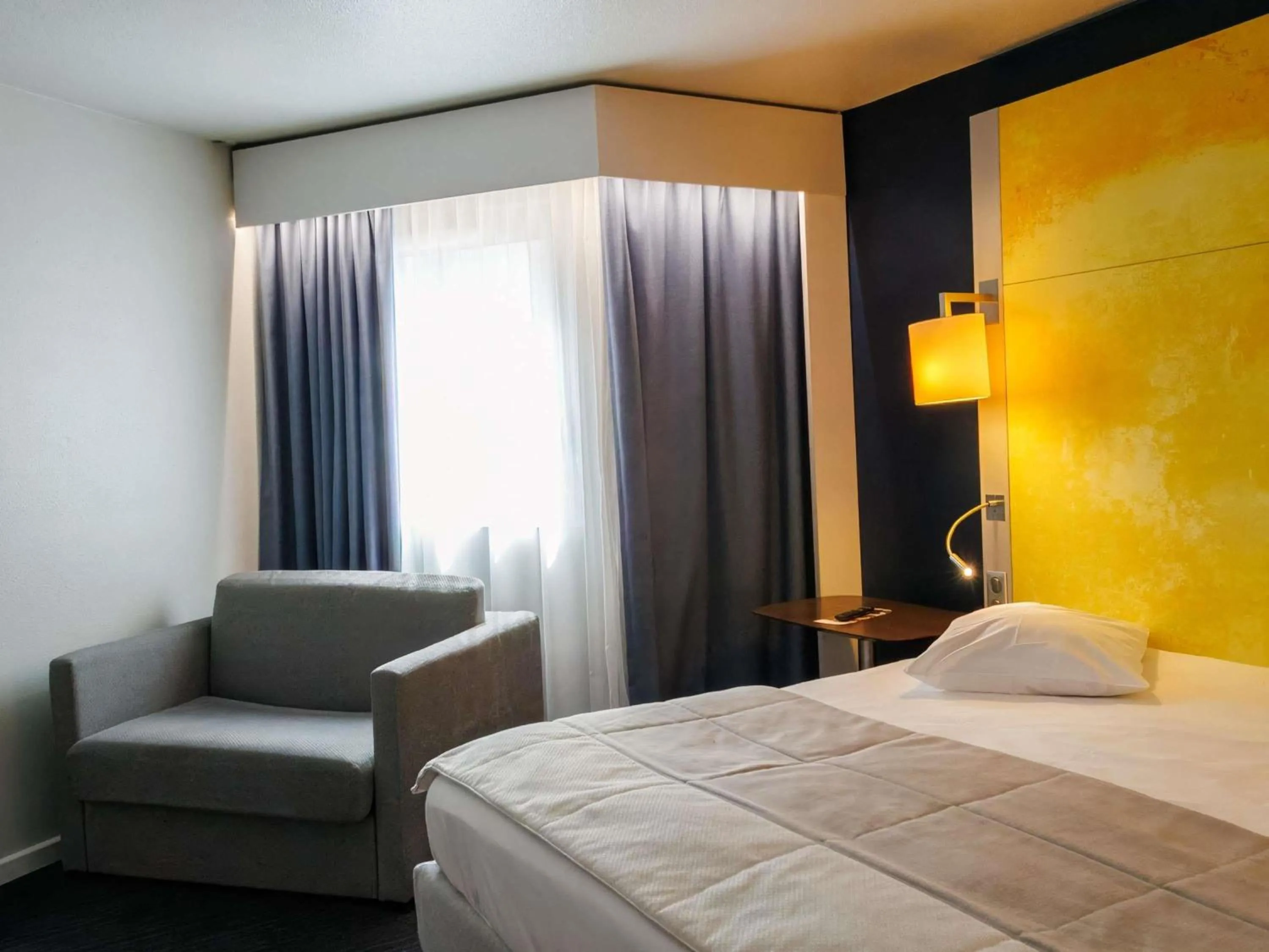 Bedroom, Bed in Mercure Rouen Centre Cathédrale