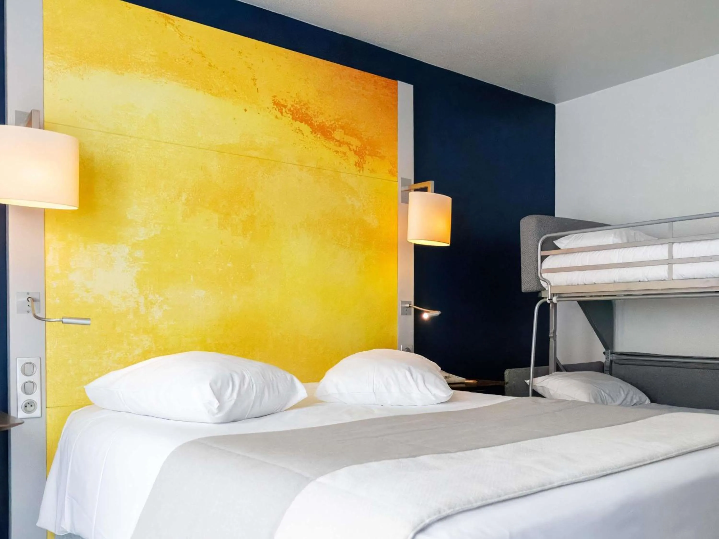 Bedroom, Bed in Mercure Rouen Centre Cathédrale