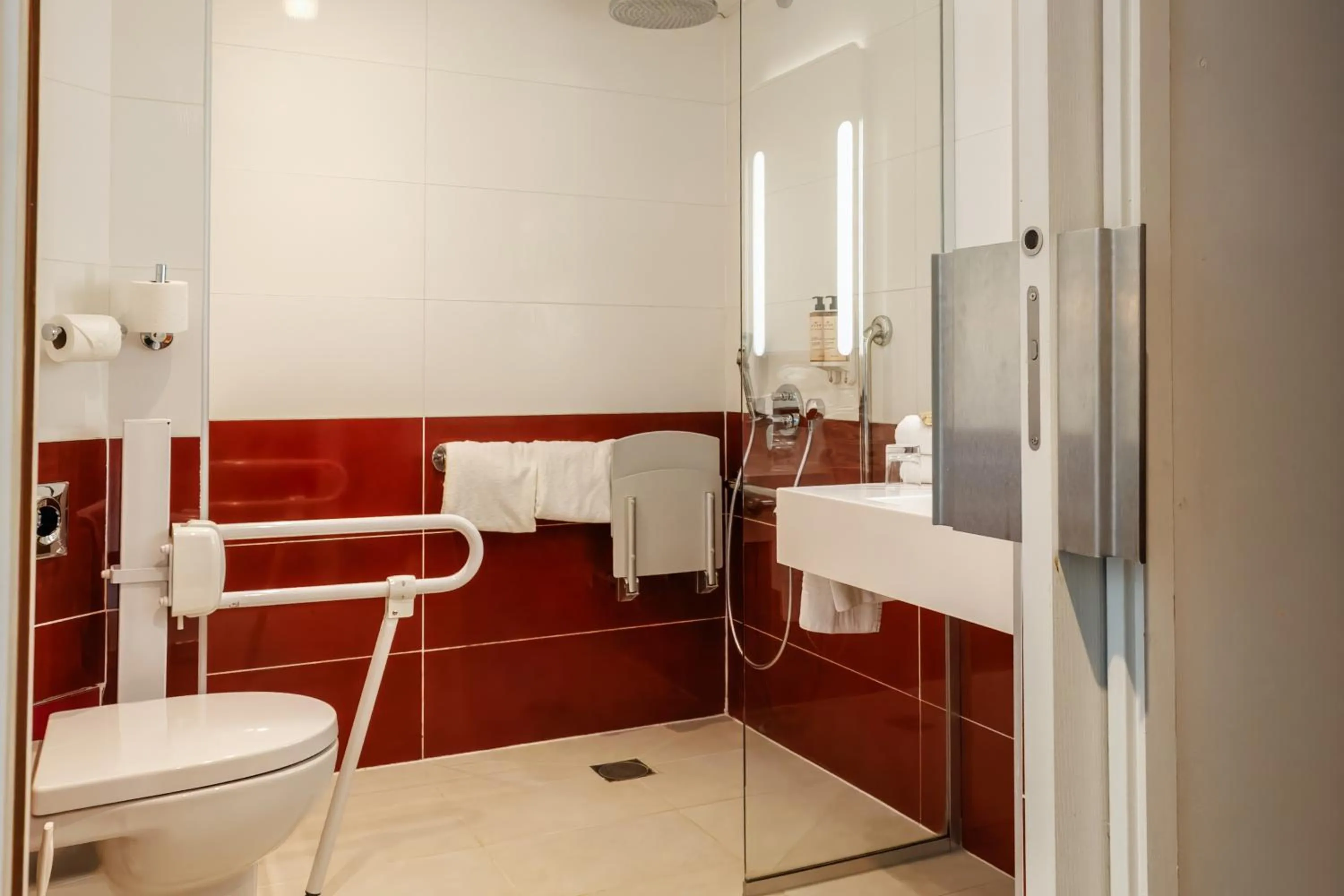 Bathroom in Mercure Rouen Centre Cathédrale