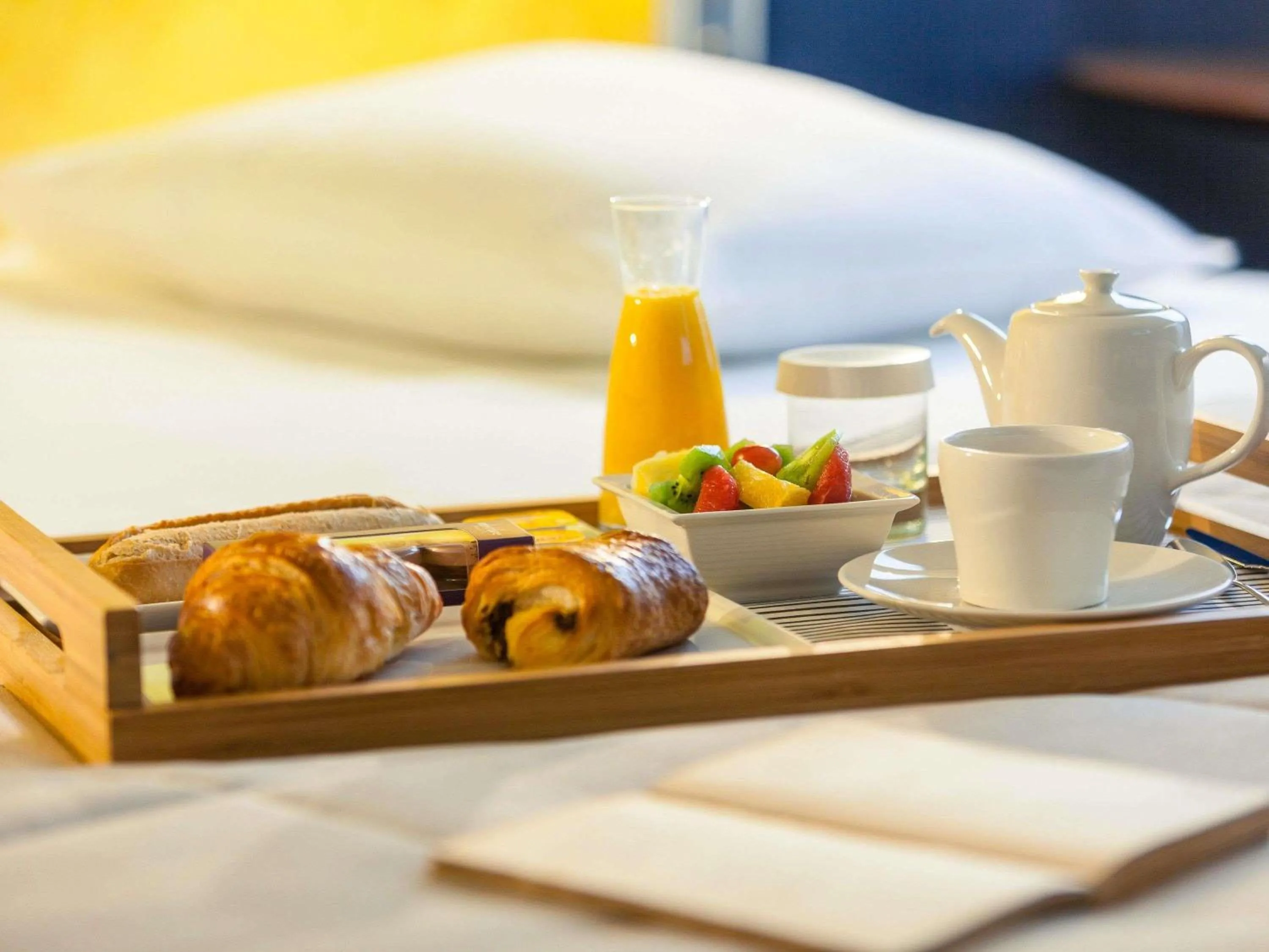 Bedroom, Bed in Mercure Rouen Centre Cathédrale