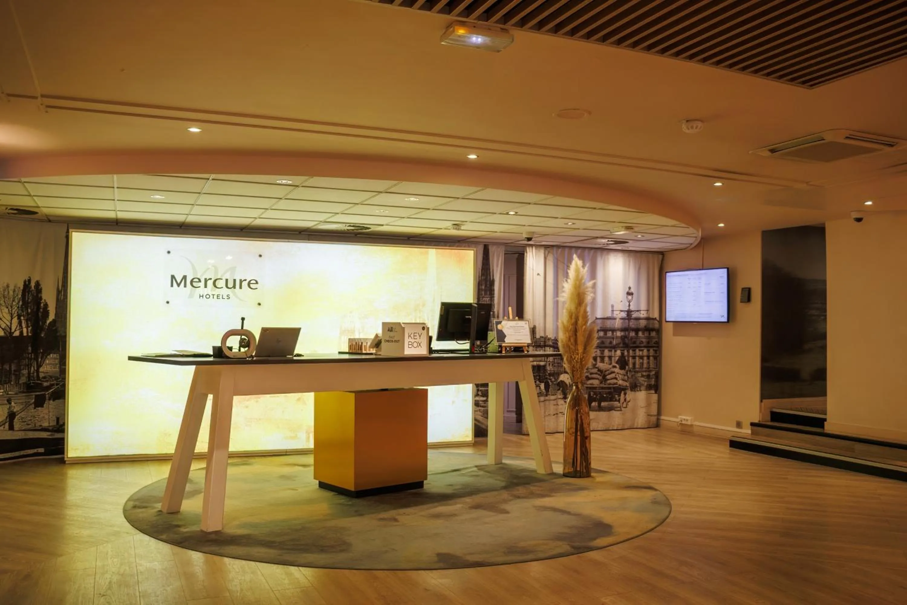 Lobby or reception in Mercure Rouen Centre Cathédrale