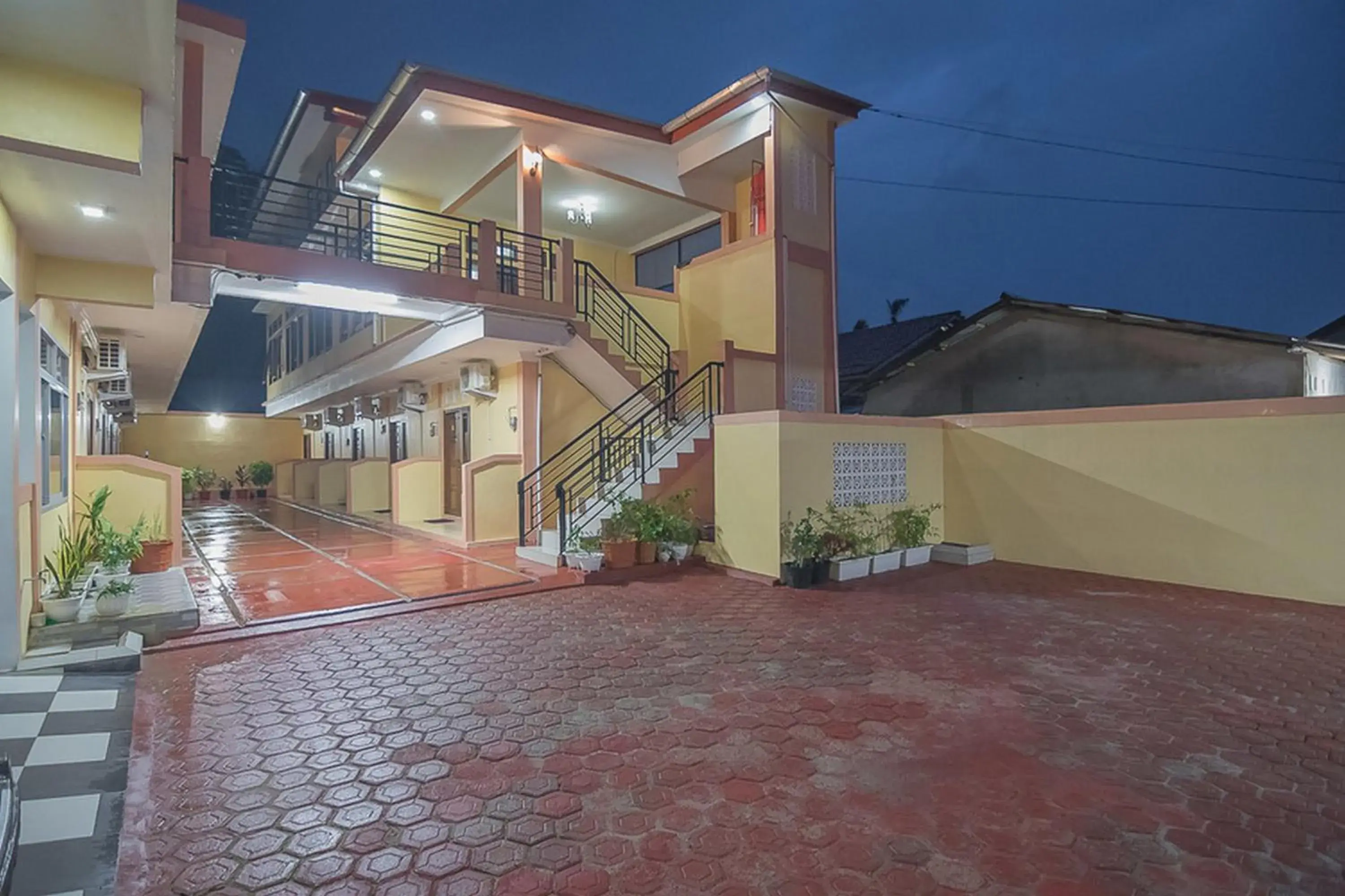 Facade/entrance in RedDoorz near RSUD Dr Abdul Aziz Singkawang Facade/entrance in RedDoorz near RSUD Dr Abdul Aziz Singkawang