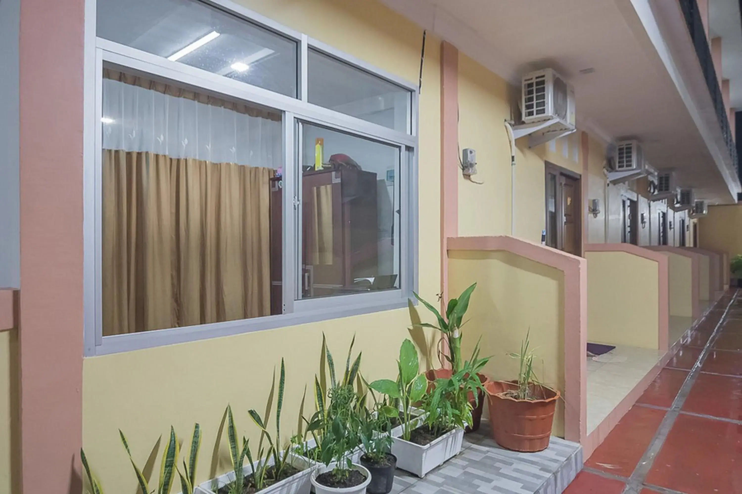 Facade/entrance in RedDoorz near RSUD Dr Abdul Aziz Singkawang Facade/entrance in RedDoorz near RSUD Dr Abdul Aziz Singkawang