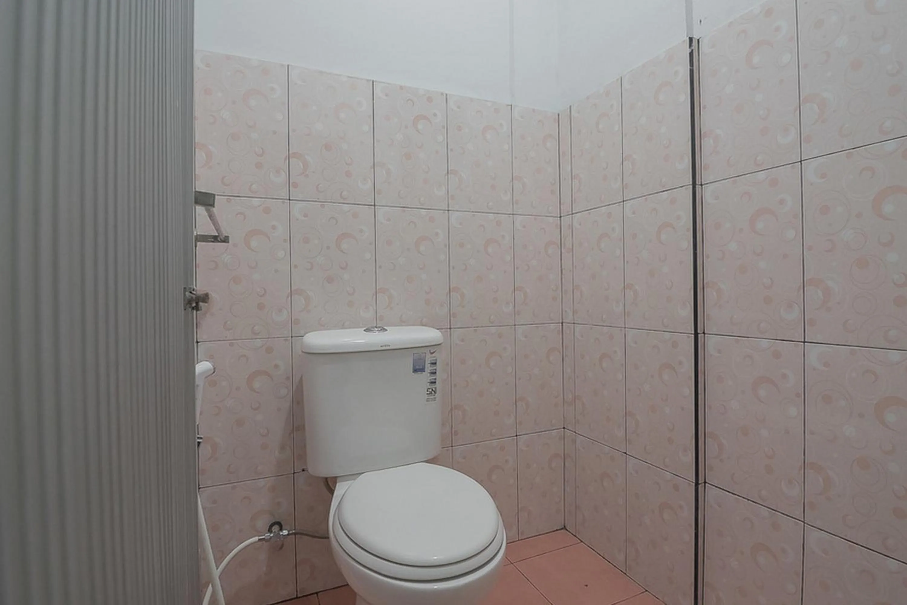 Bathroom in RedDoorz near RSUD Dr Abdul Aziz Singkawang