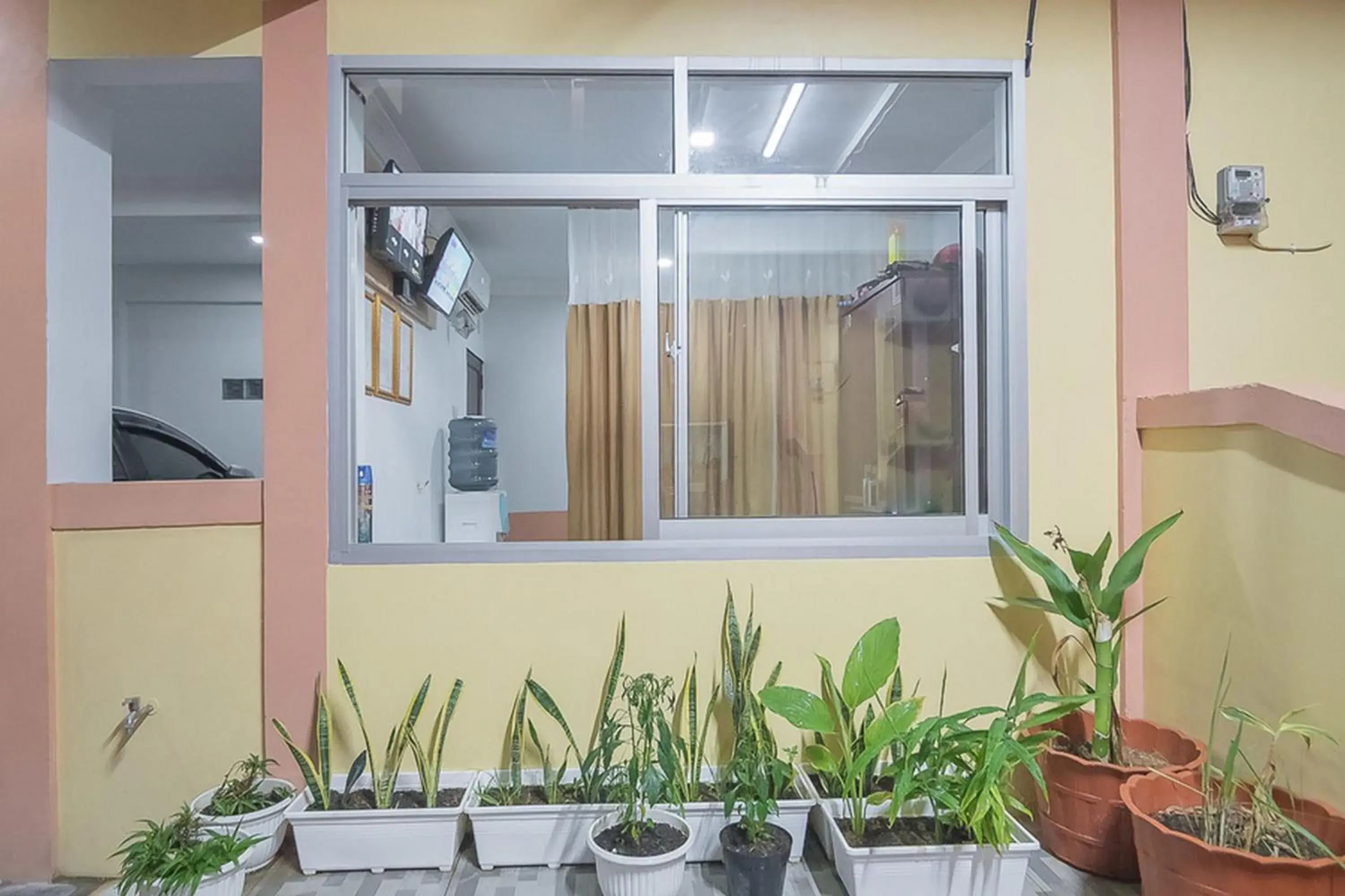 Facade/entrance in RedDoorz near RSUD Dr Abdul Aziz Singkawang Facade/entrance in RedDoorz near RSUD Dr Abdul Aziz Singkawang