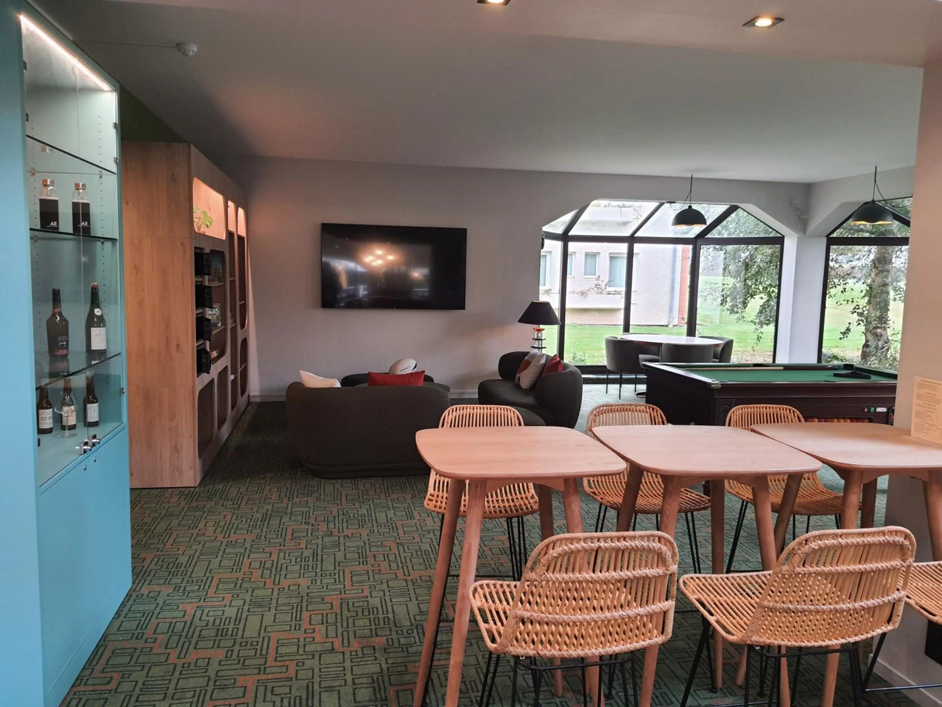 Lounge or bar in Ibis Styles Lisieux Normandie
