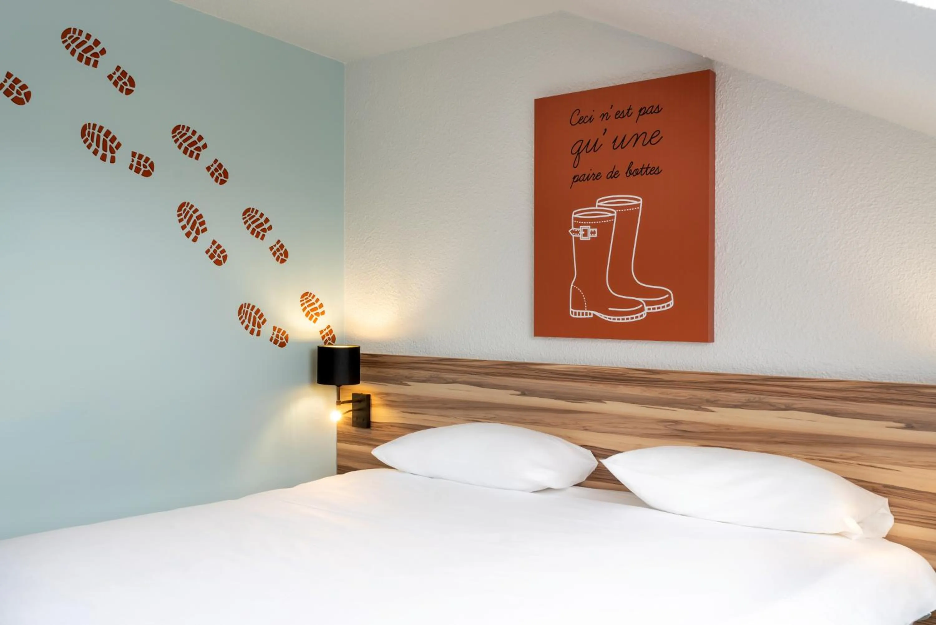 Bed in Ibis Styles Lisieux Normandie