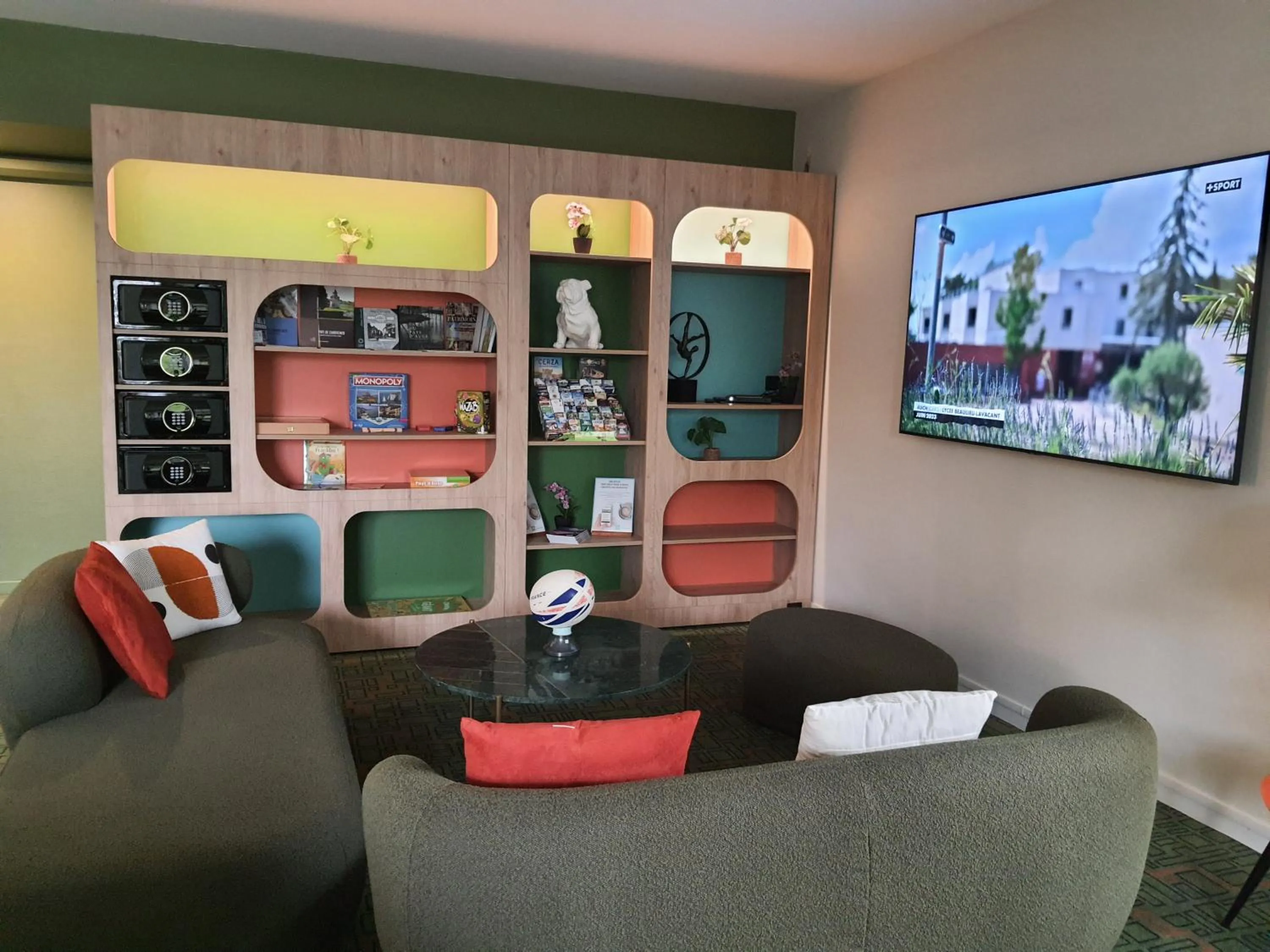 Lounge or bar in Ibis Styles Lisieux Normandie