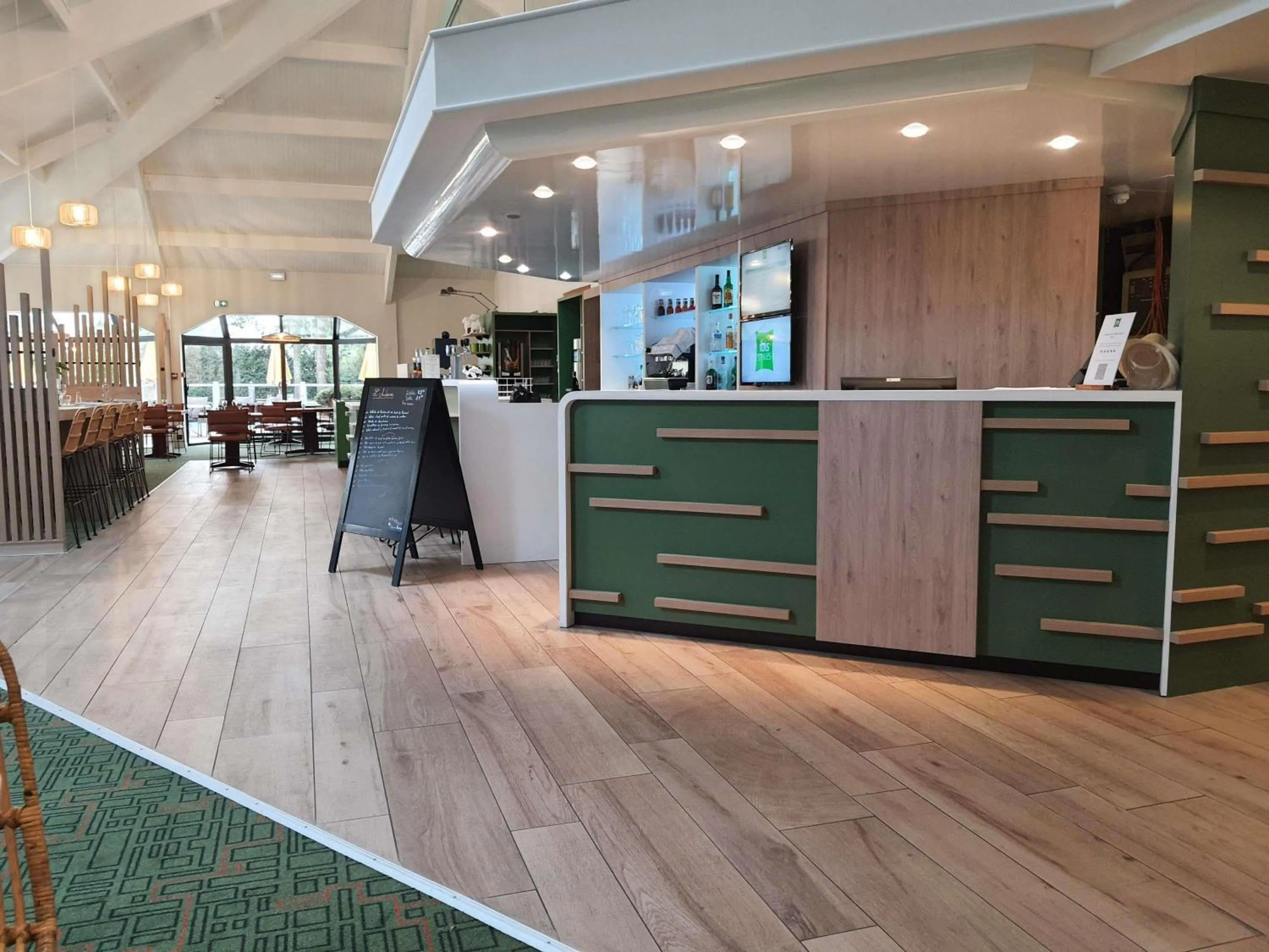 Lounge or bar in Ibis Styles Lisieux Normandie