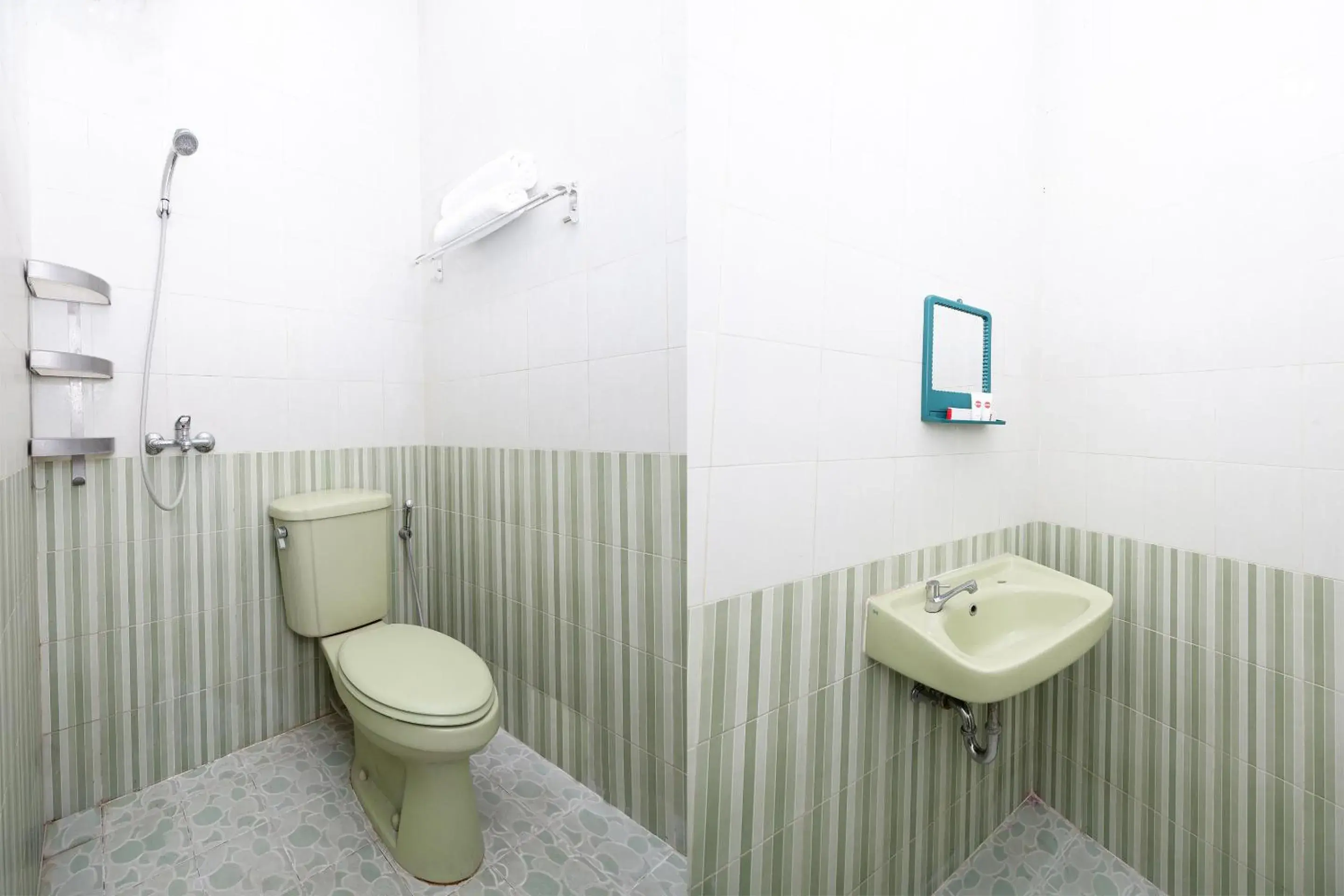 Bathroom in OYO 1815 Gatsu Residence