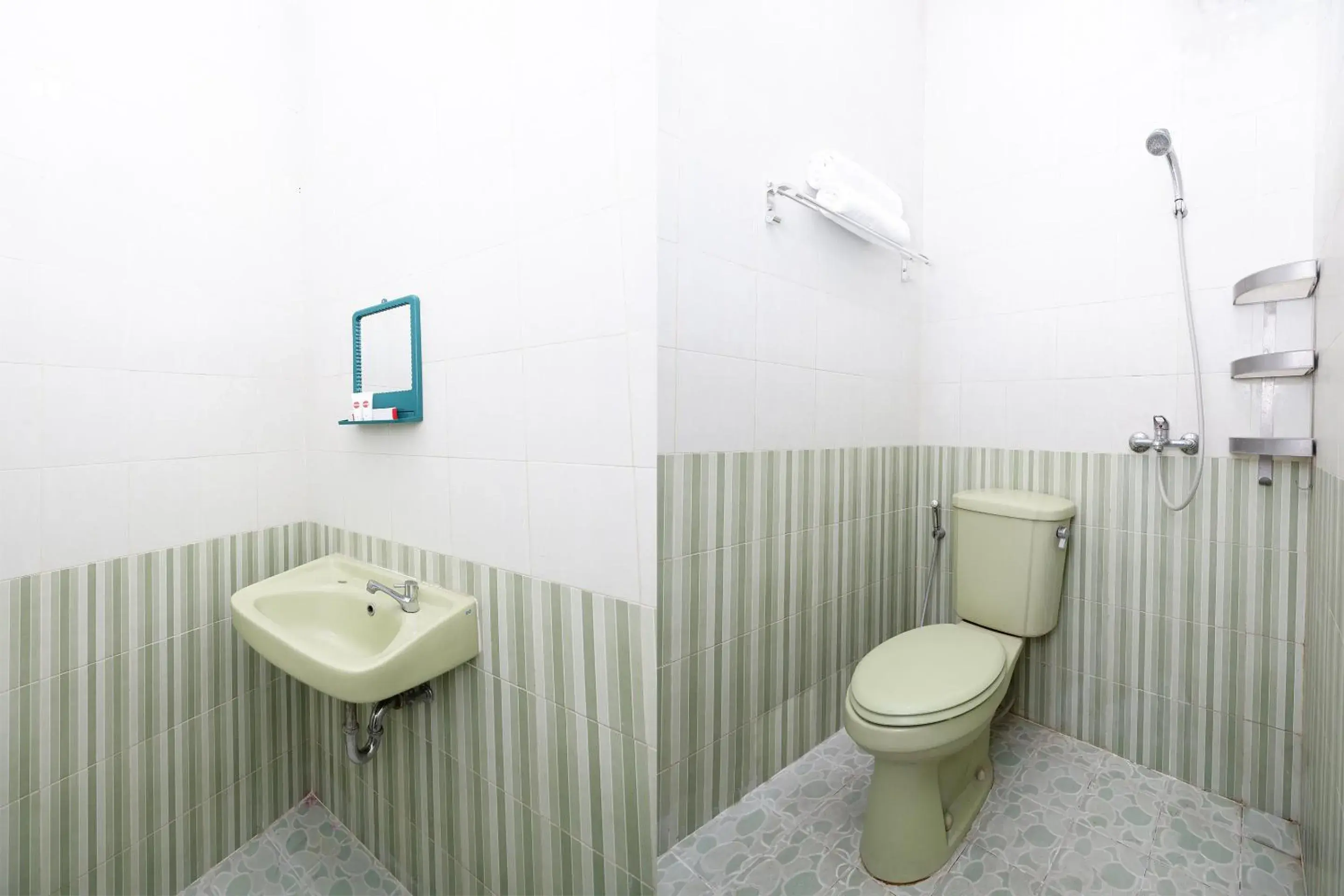 Bathroom in OYO 1815 Gatsu Residence