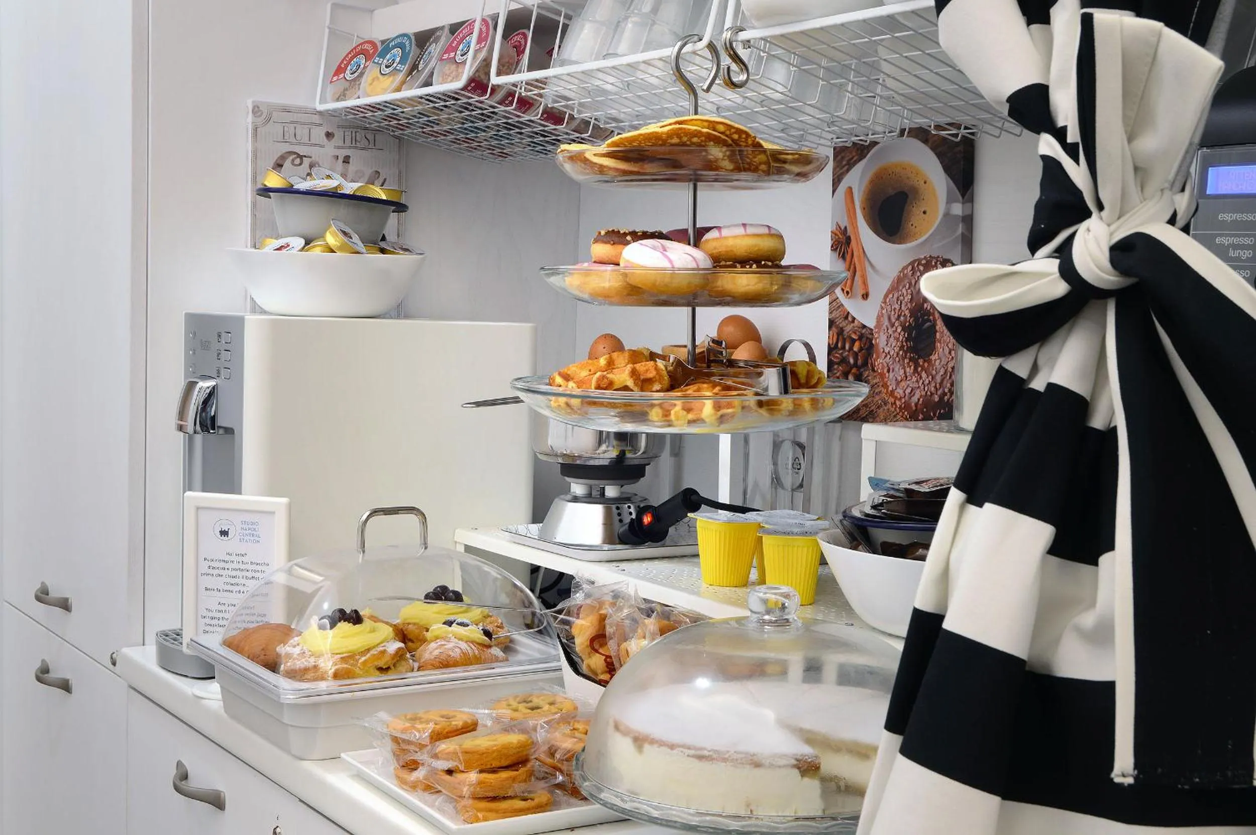 Breakfast in Napoli Central Station Studio
