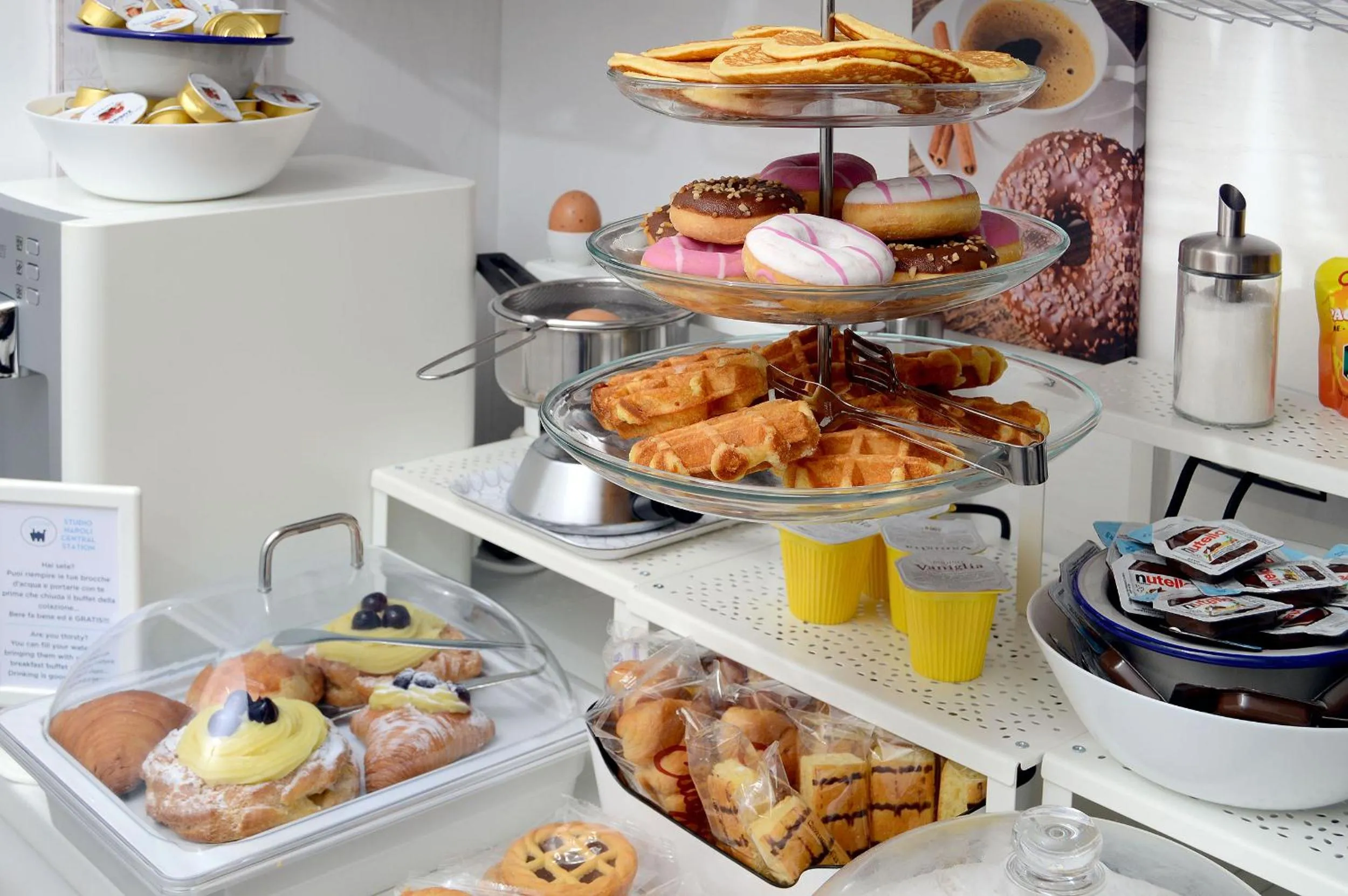 Breakfast in Napoli Central Station Studio