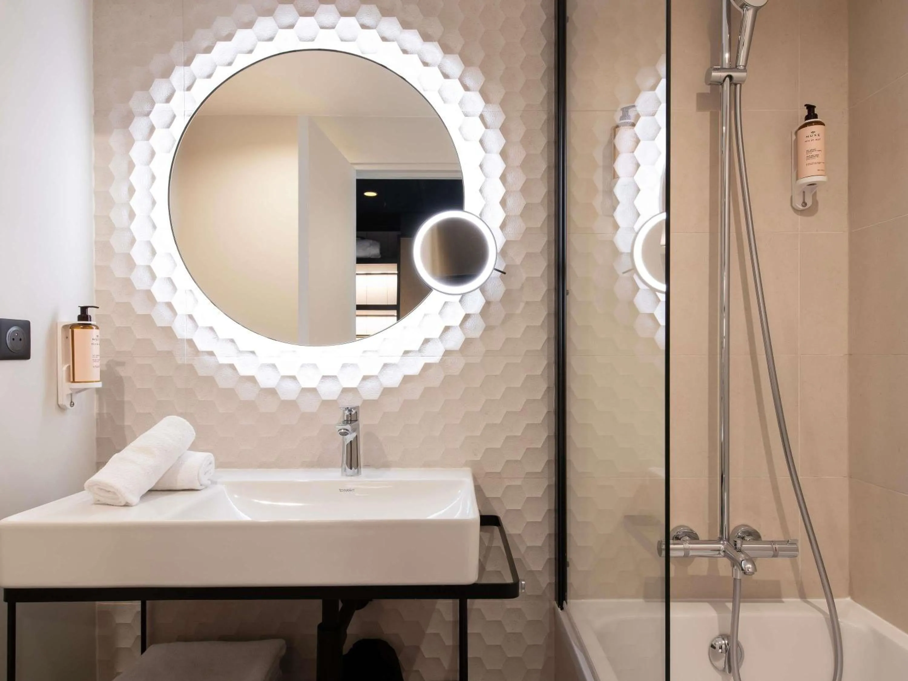 Bedroom in Mercure Paris Bercy Bibliothèque