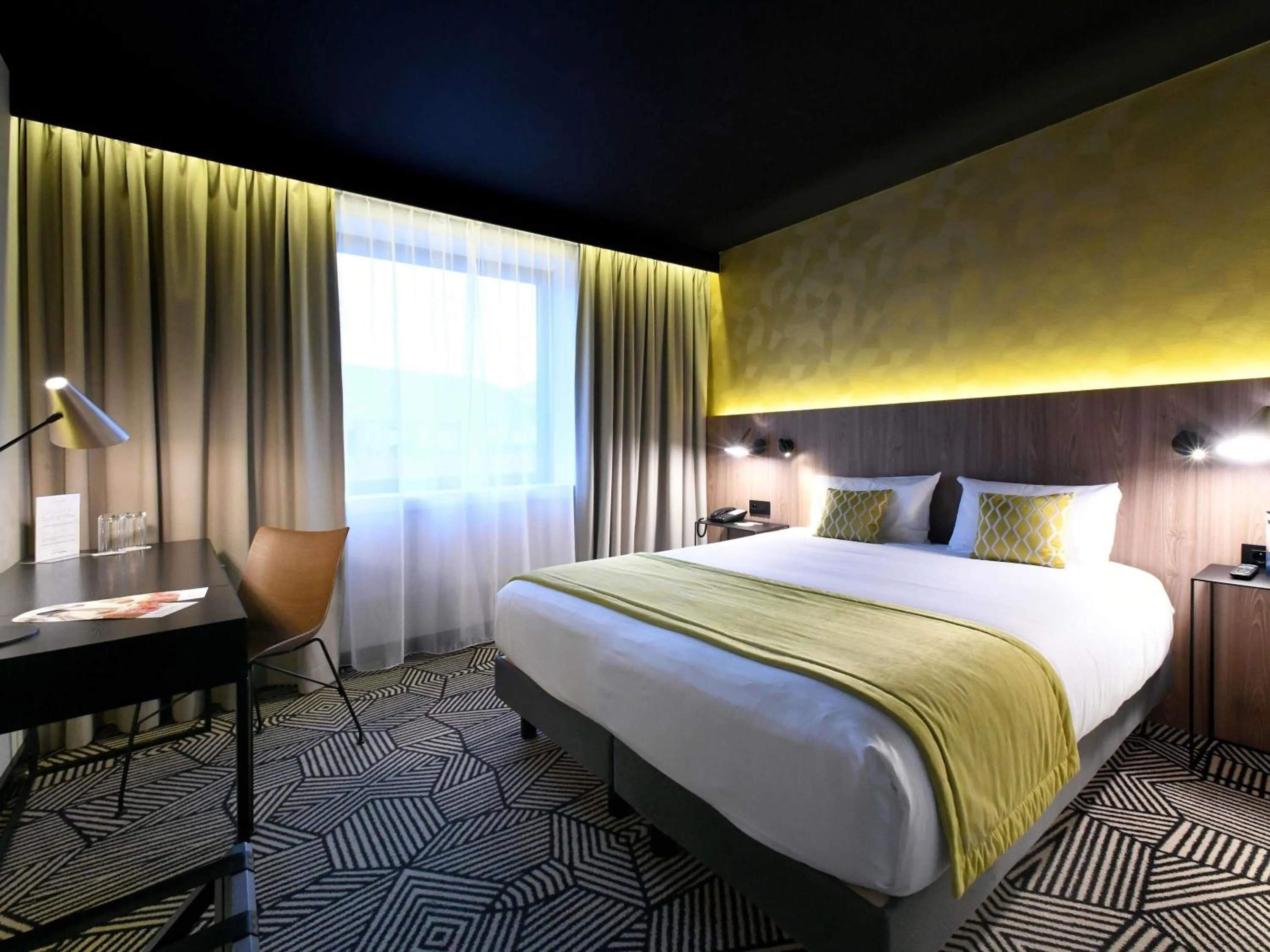 Bedroom, Bed in Mercure Arras Centre Gare