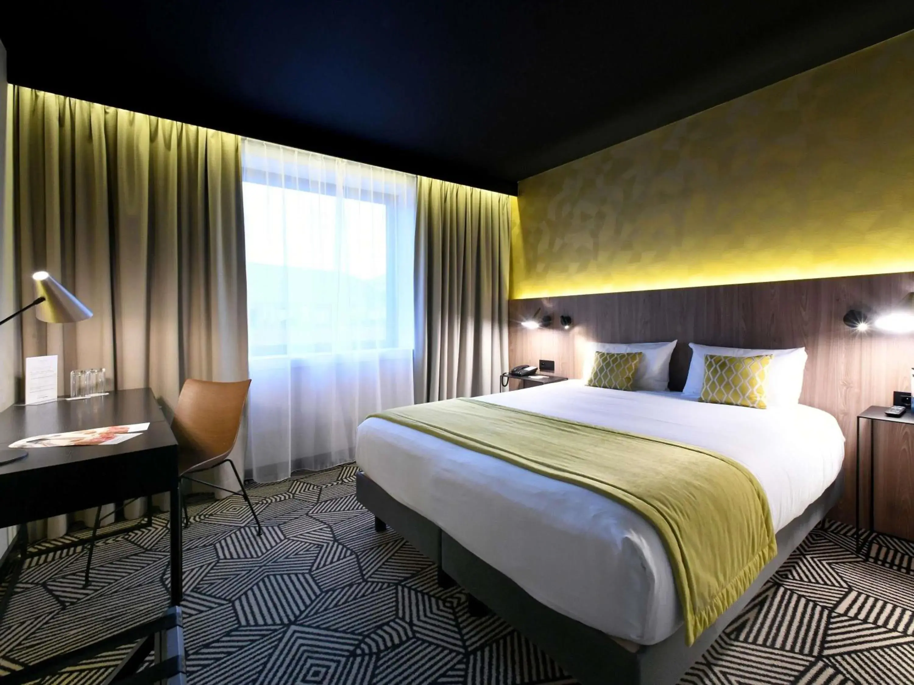 Bedroom, Bed in Mercure Arras Centre Gare Bedroom, Bed in Mercure Arras Centre Gare