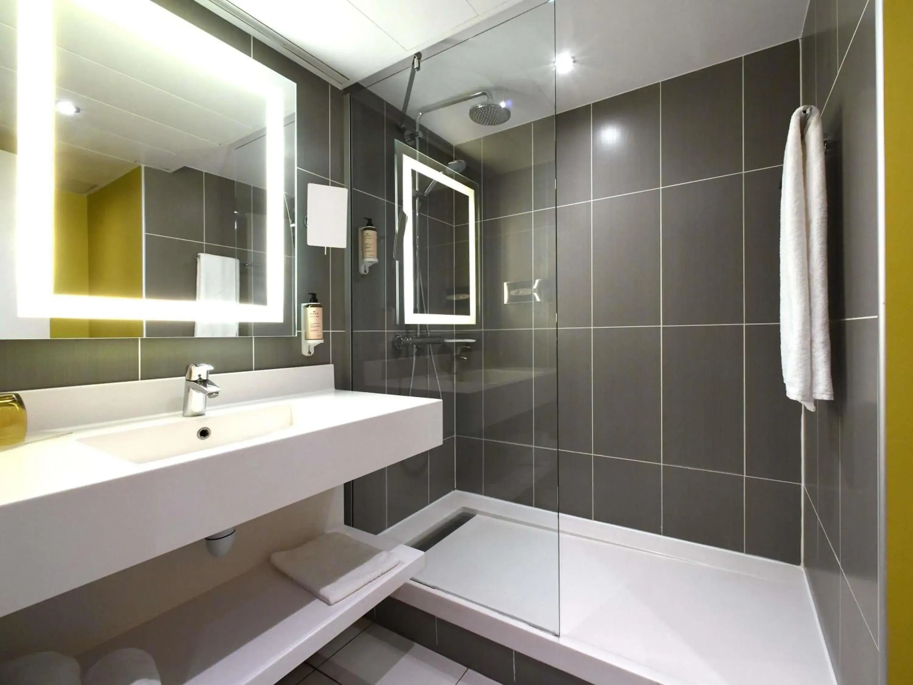 Bedroom in Mercure Arras Centre Gare Bedroom in Mercure Arras Centre Gare