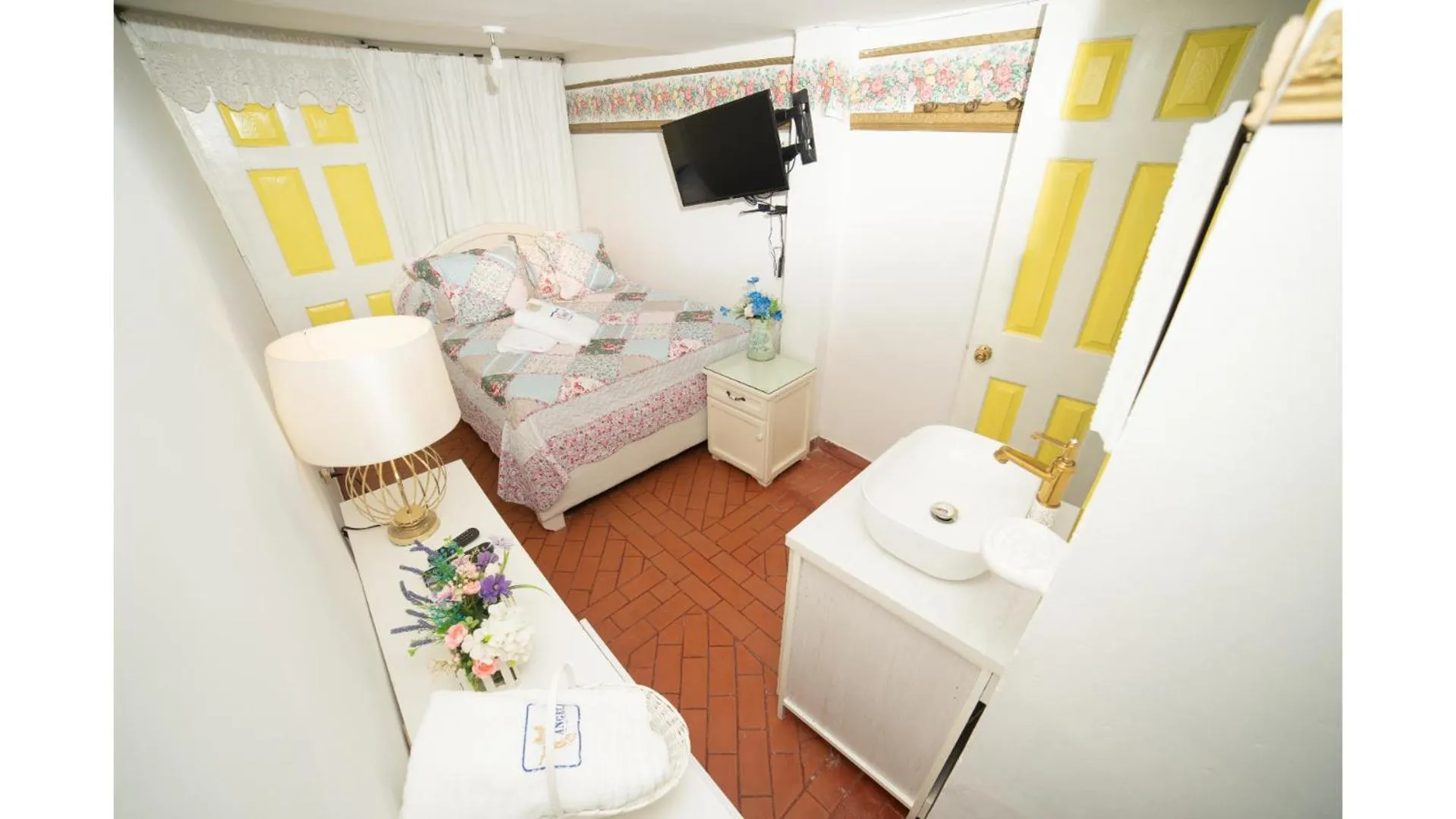 Toilet, Bed in Posada del Angel