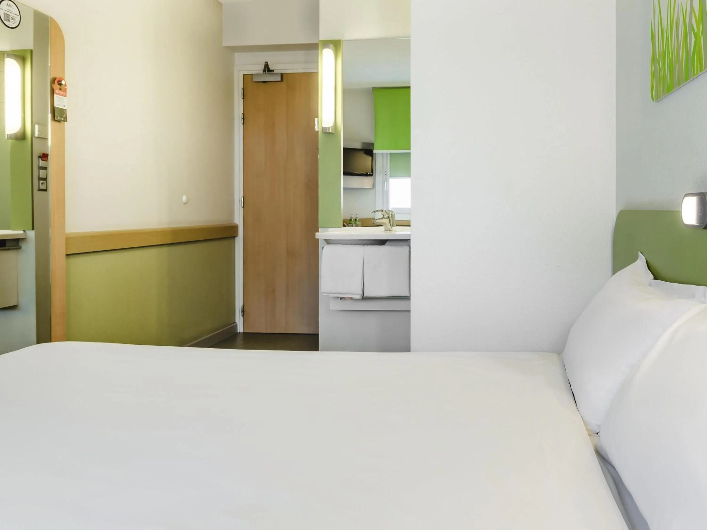 Bedroom, Bed in ibis budget Warszawa West Station