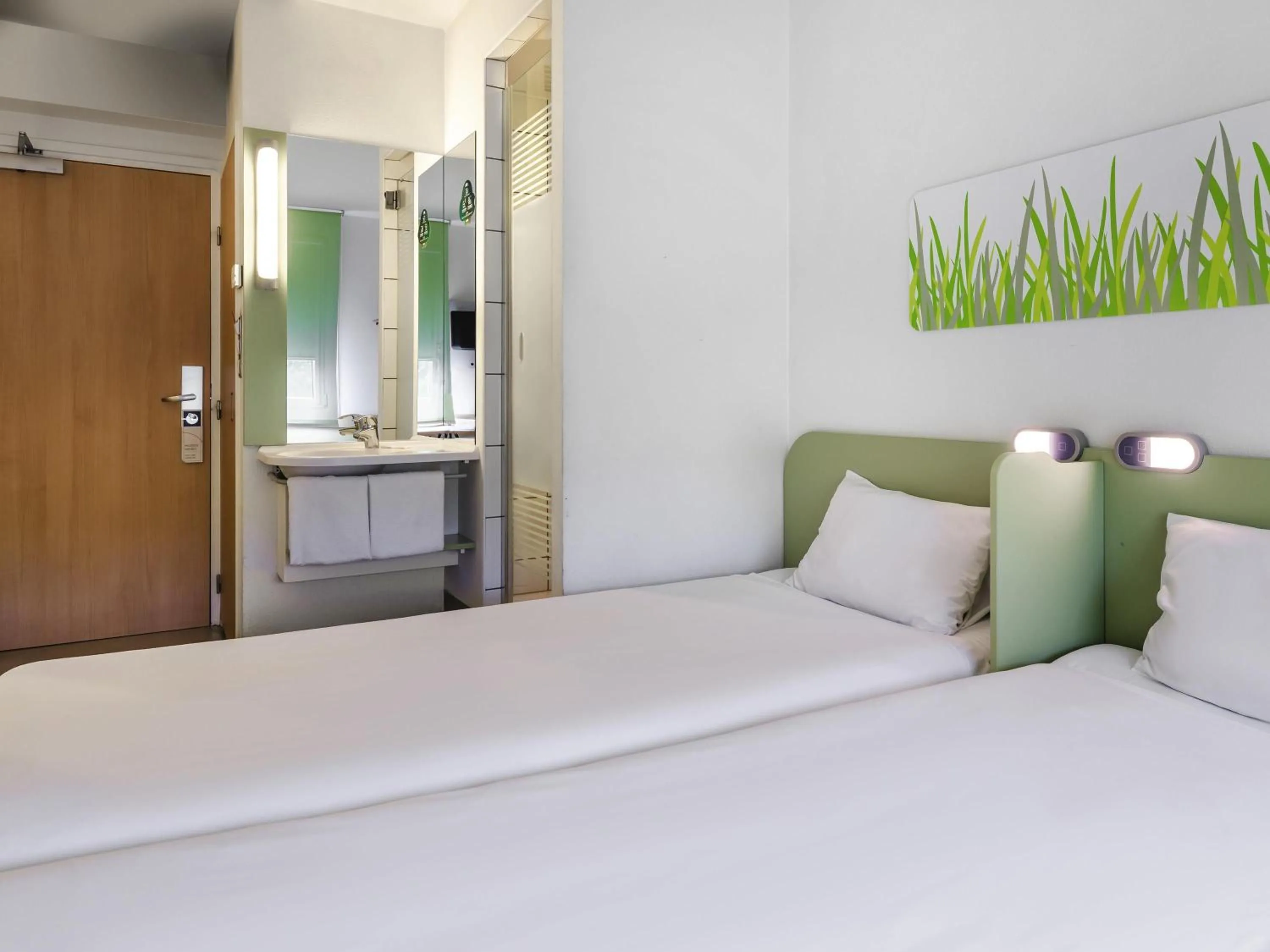 Bedroom, Bed in ibis budget Warszawa West Station