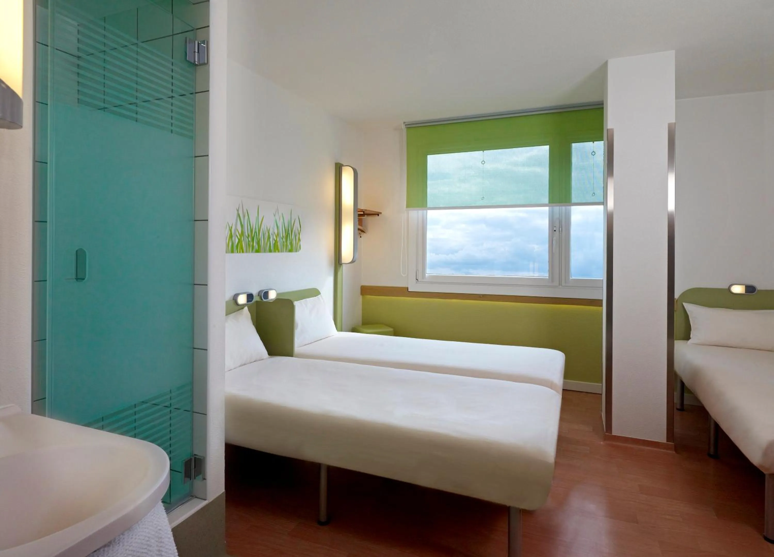 Shower, Bed in ibis budget Warszawa West Station