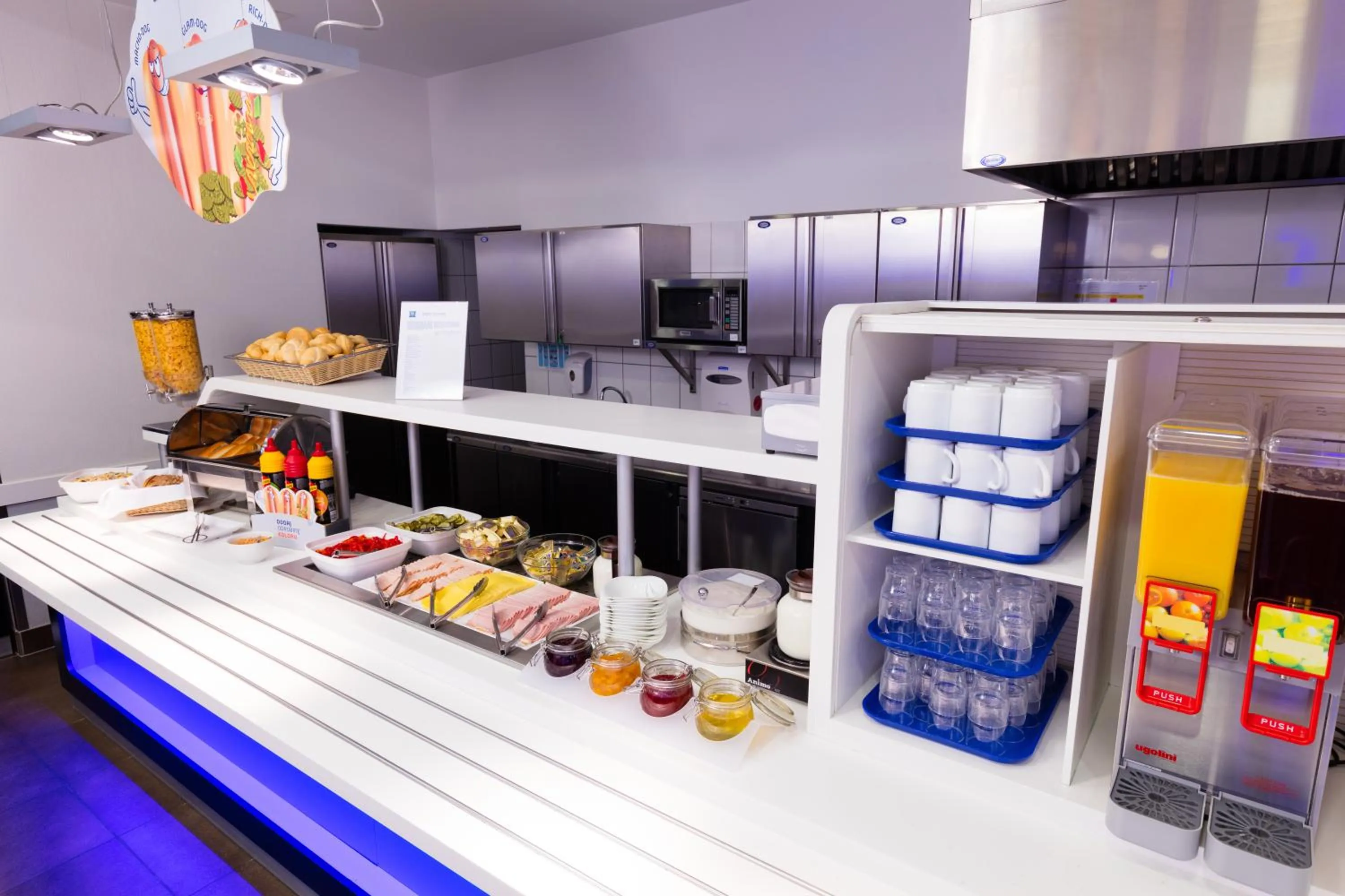 Food and drinks in ibis budget Warszawa West Station