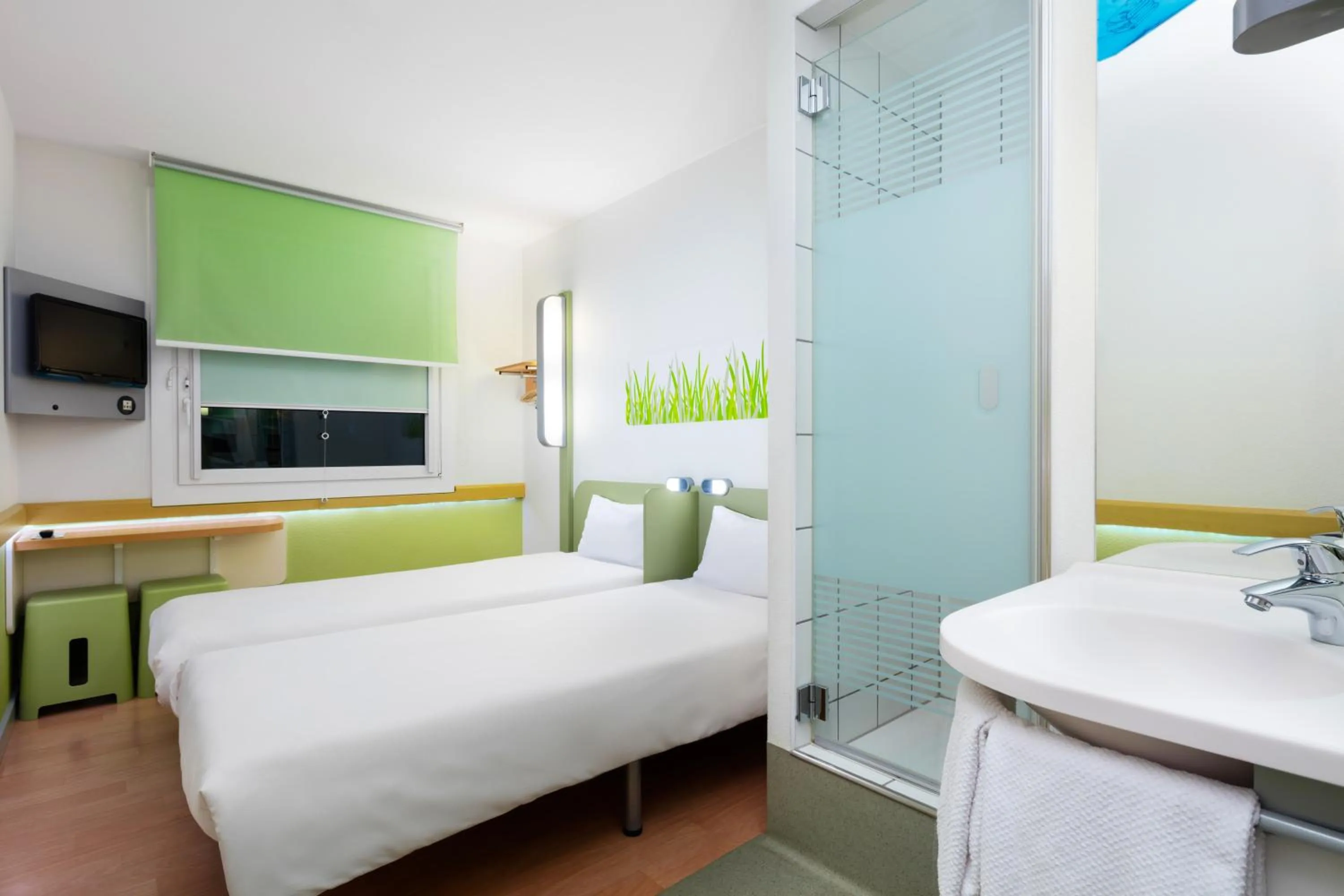 Bathroom, Bed in ibis budget Warszawa West Station