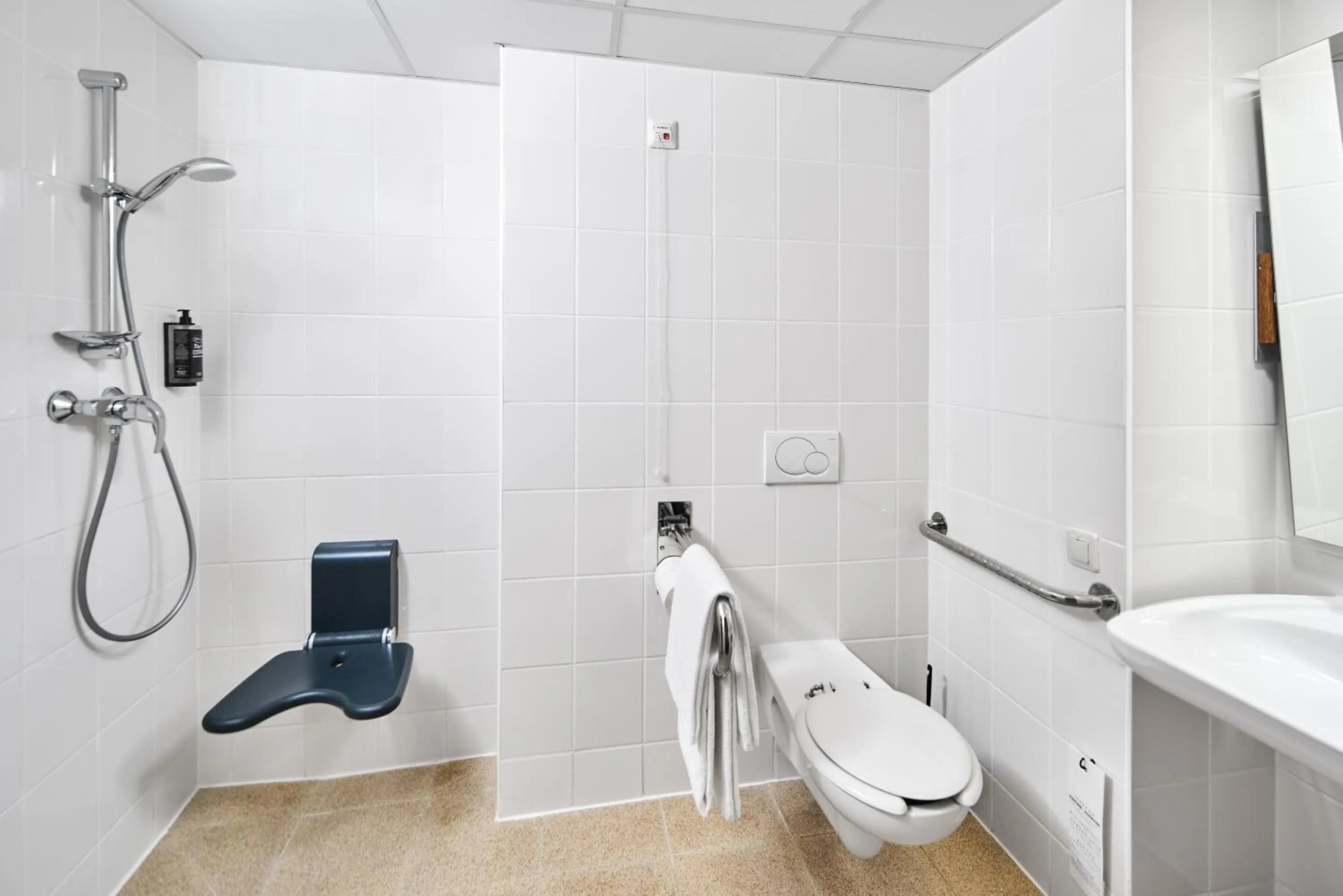 Shower in ibis budget Wrocław Południe