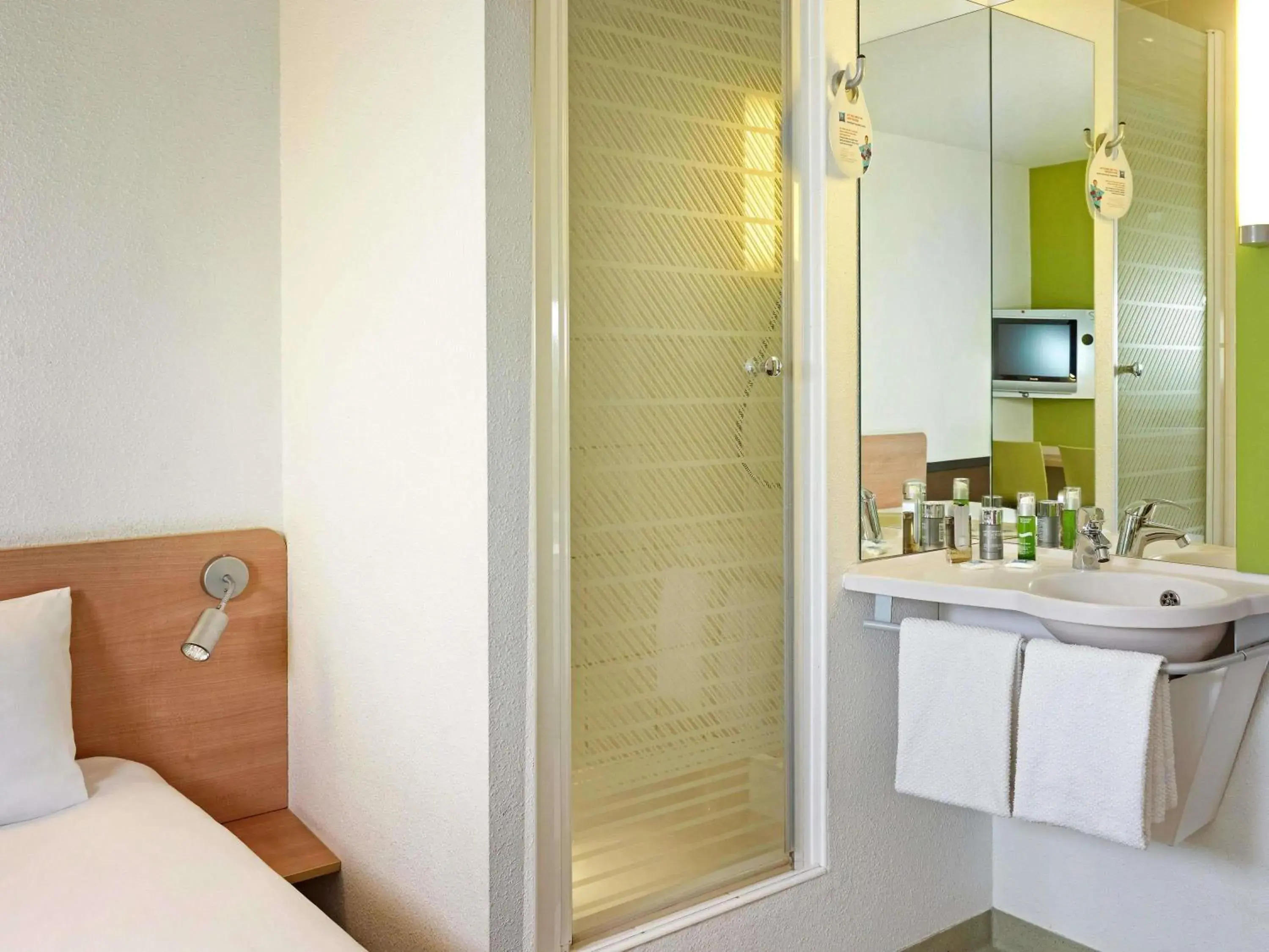 Bedroom, Bed in ibis budget Wrocław Południe Bedroom, Bed in ibis budget Wrocław Południe