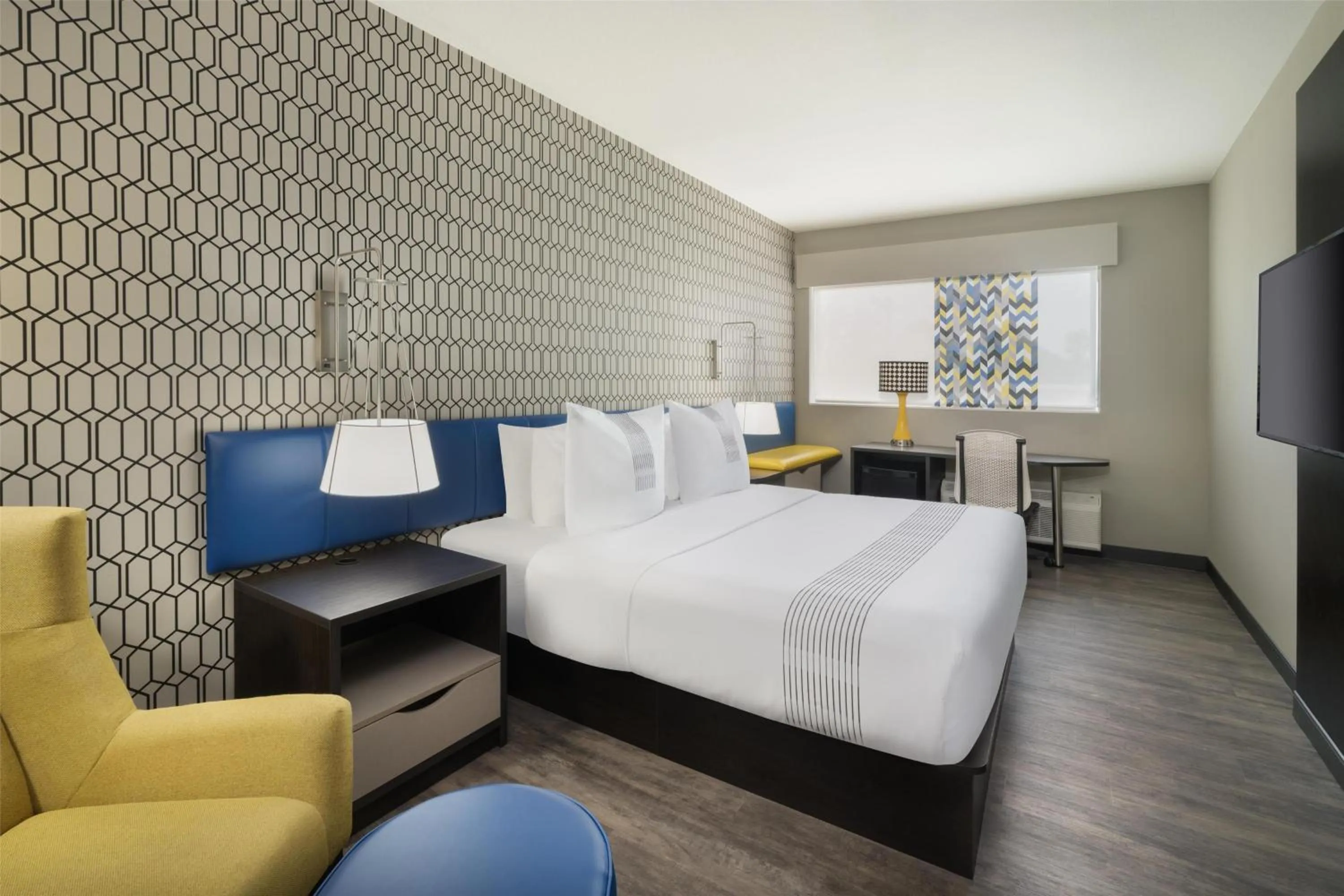 Bedroom, Bed in GLō Best Western Tulsa-Catoosa East Route 66