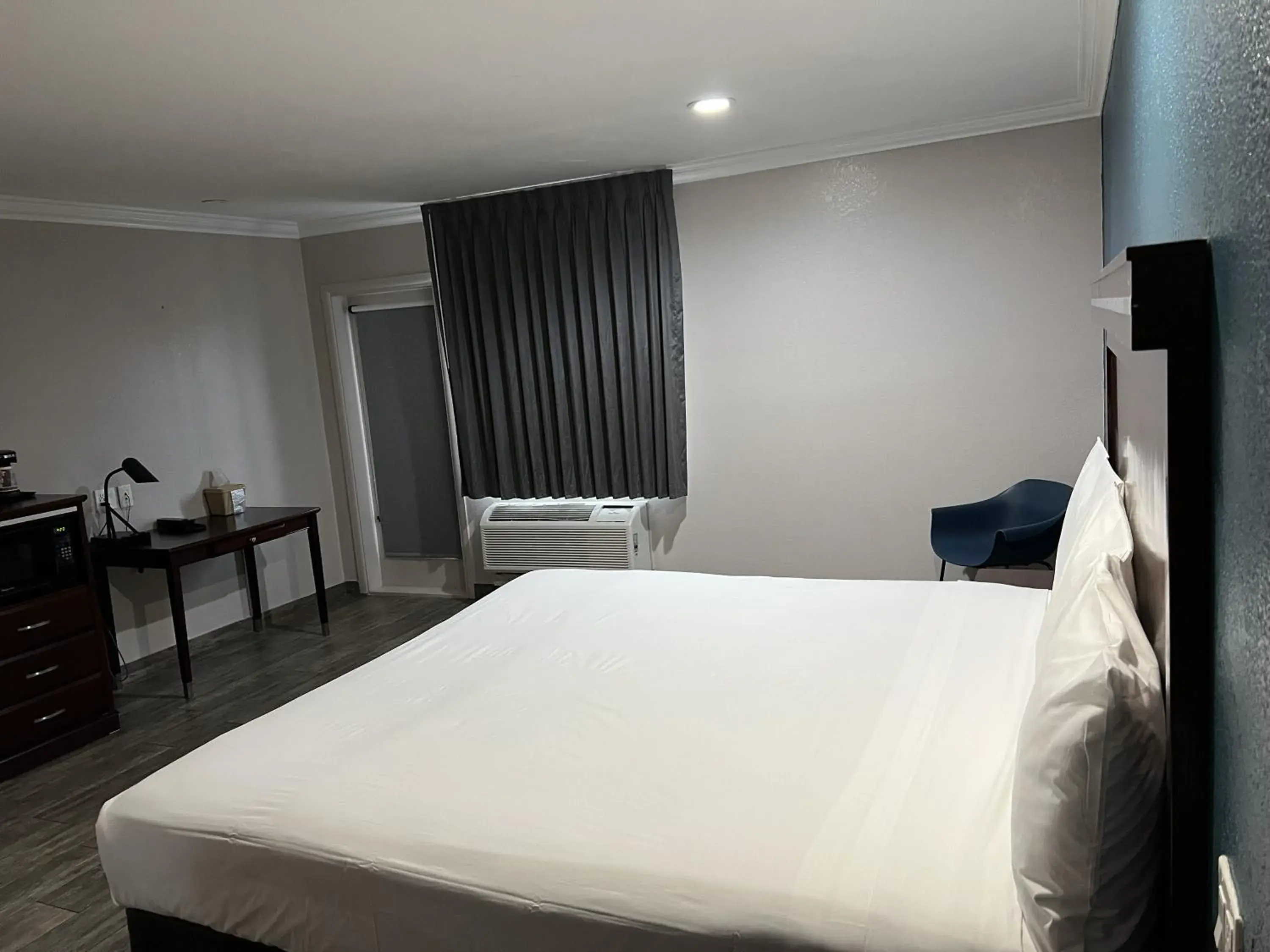 Bedroom, Bed in Super 8 by Wyndham Mesa Downtown Near Convention Center Bedroom, Bed in Super 8 by Wyndham Mesa Downtown Near Convention Center